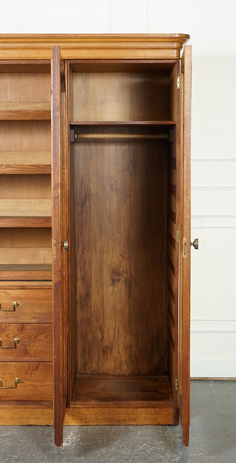 photo vintage Late Antique Victorian Oak Triple Wardrobe Made By Marsh Jones & Cribb Circa1890