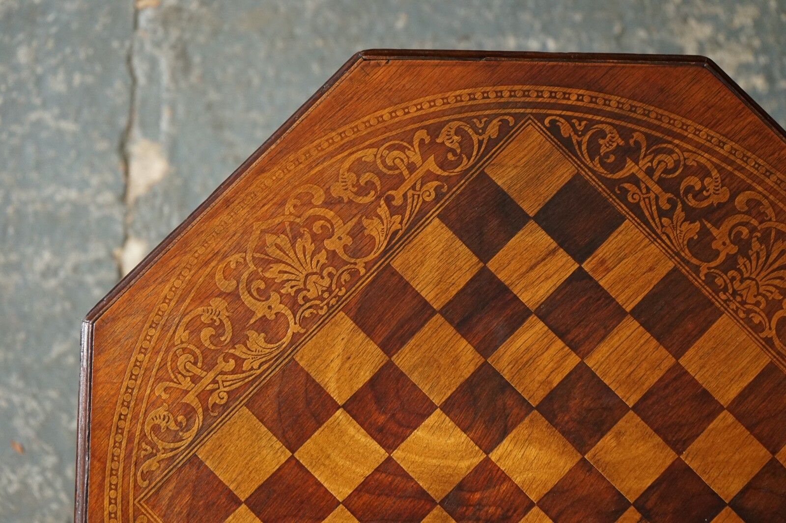 photo vinterior Stunning Antique Italian Chess Side End Lamp Table With Carved Legs