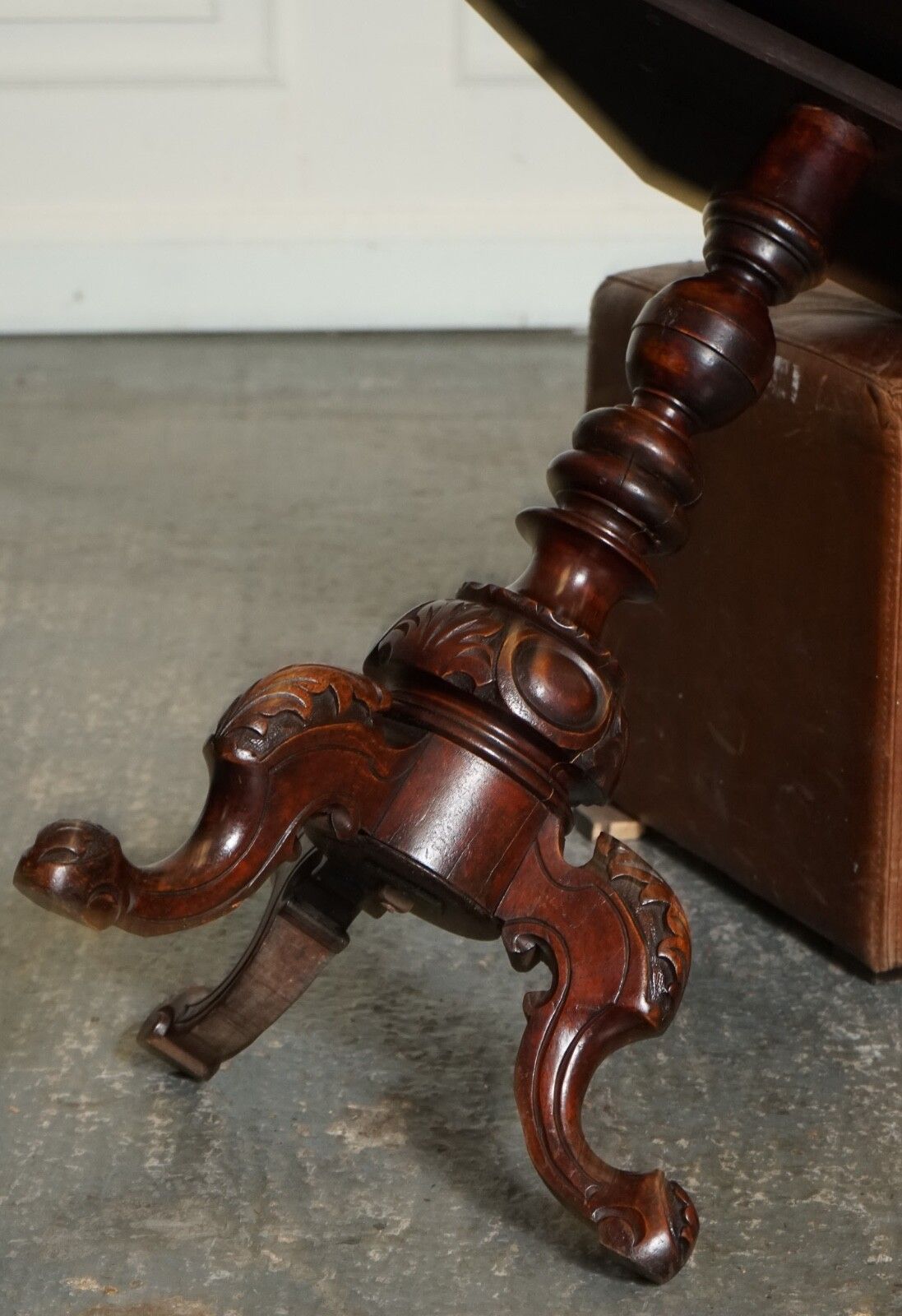 photo vintage Stunning Antique Italian Chess Side End Lamp Table With Carved Legs
