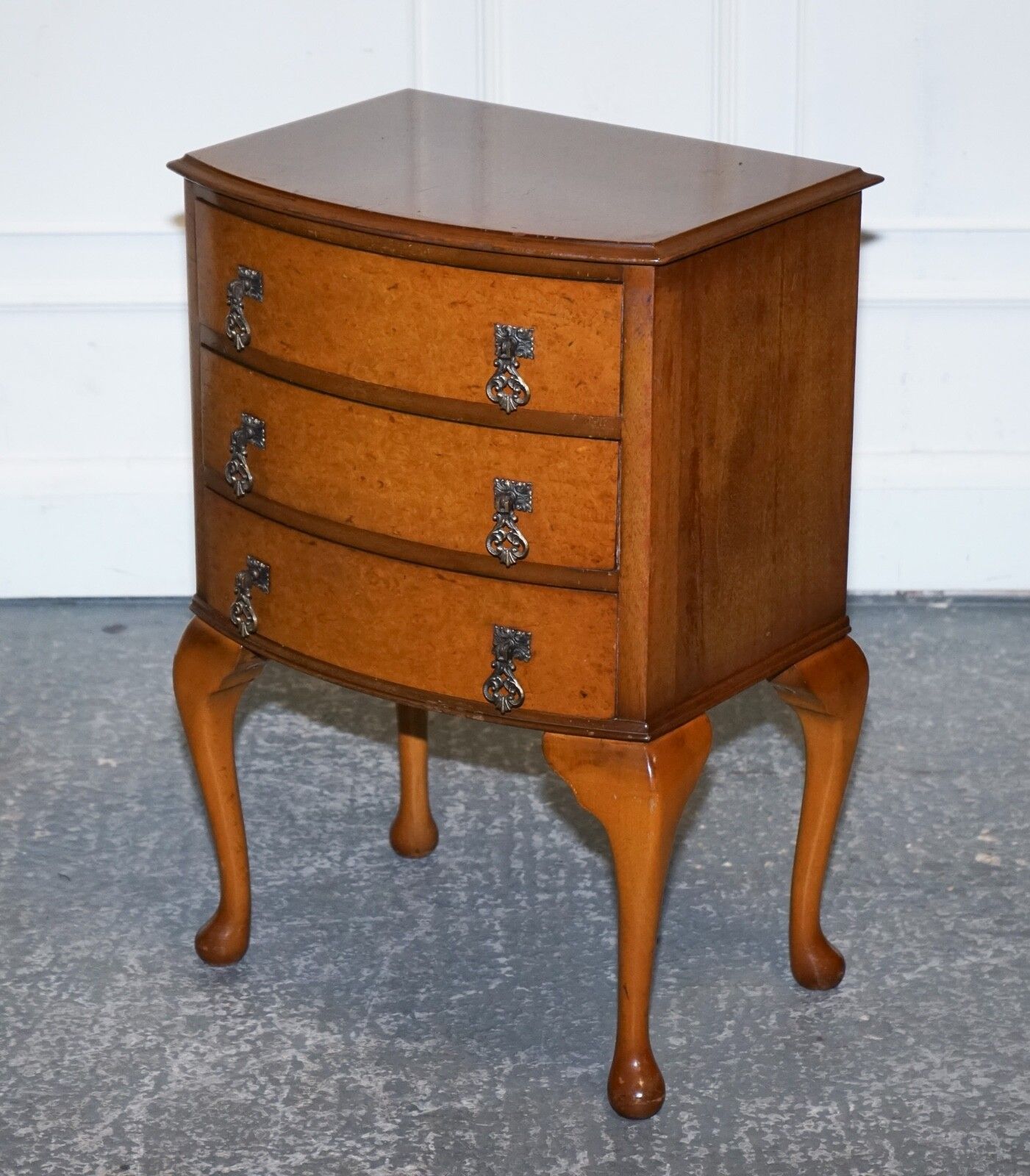Gorgeous Vintage Art Deco Style Burr Walnut Side End Lamp Table Queen Anne Legs photo for sale