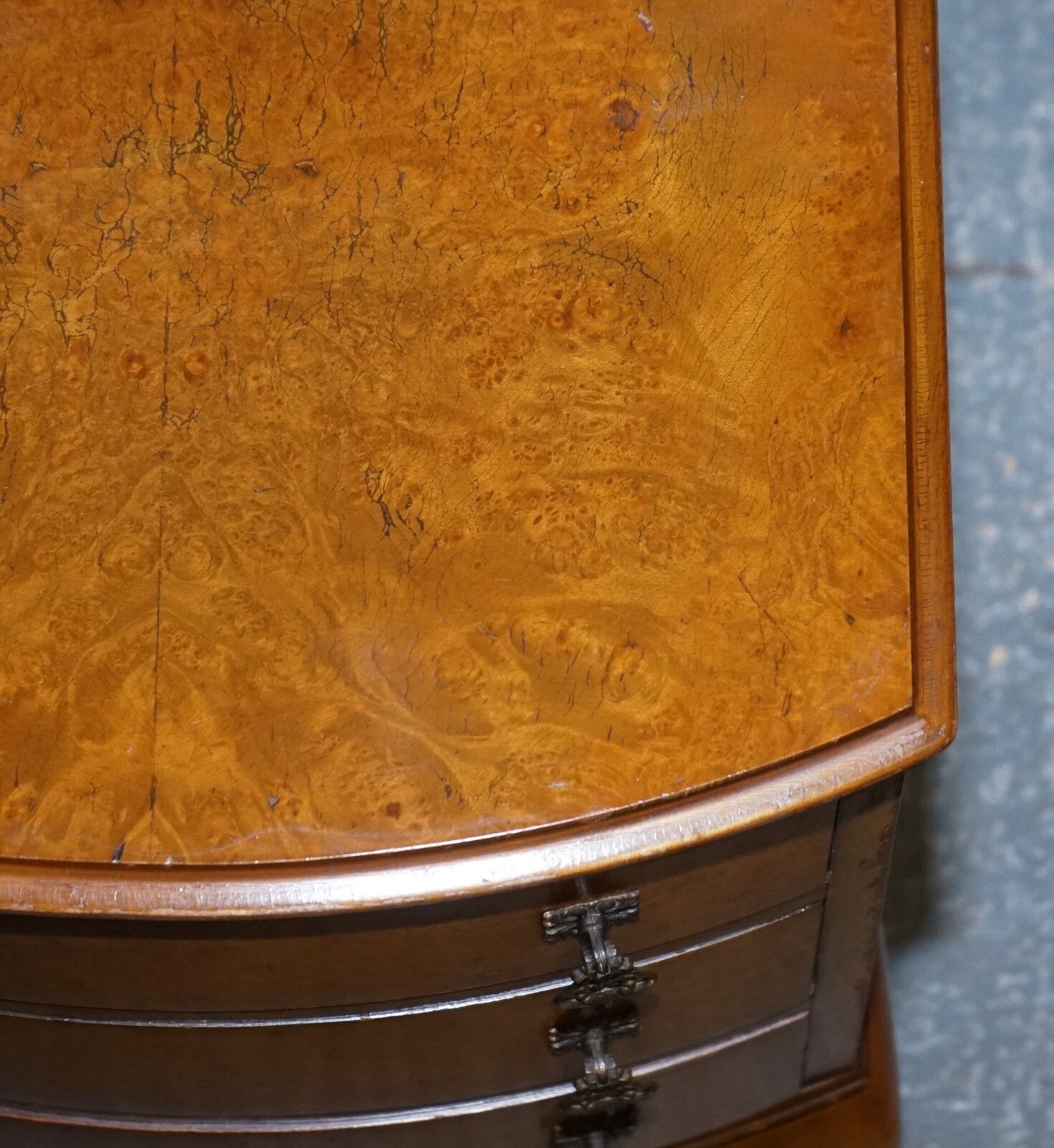 photo vinterior Gorgeous Vintage Art Deco Style Burr Walnut Side End Lamp Table Queen Anne Legs