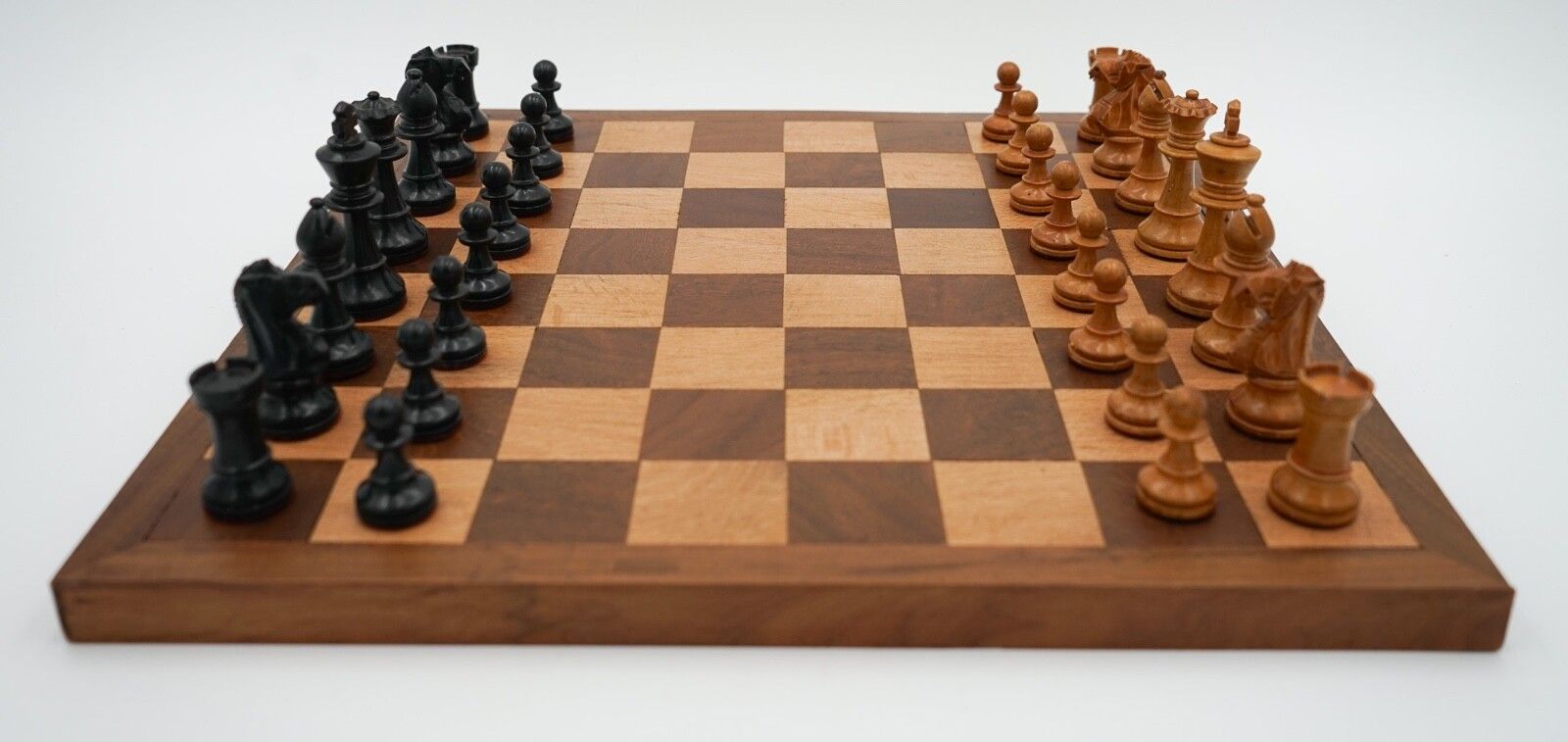 photo furniture Antique English Quality Staunton Weighted Chess Set With Box And Board