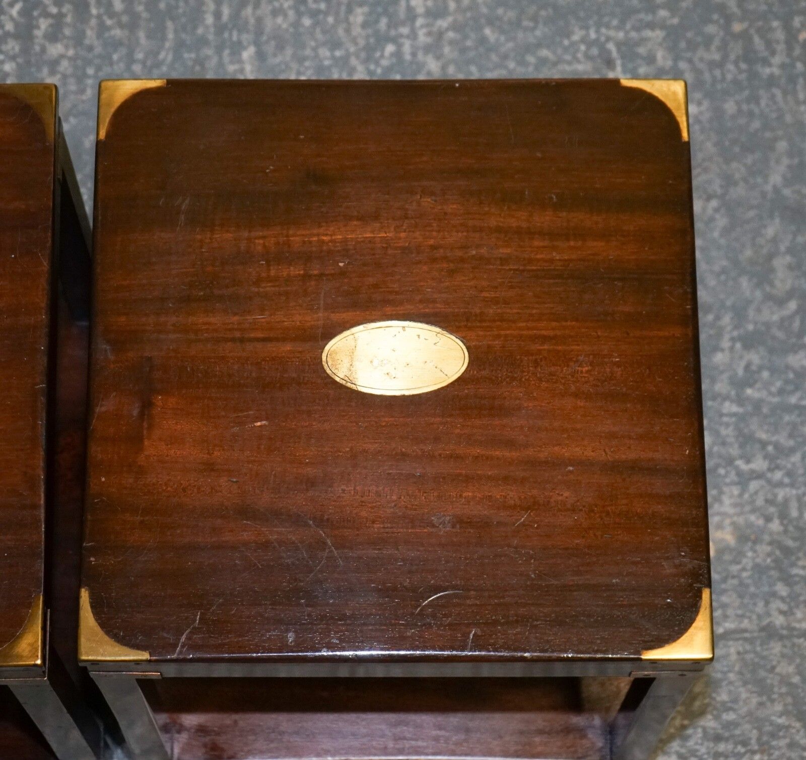 photo vintage Fine English Pair Of Bevan Funnell Military Campaign Nightstands End Side Tables