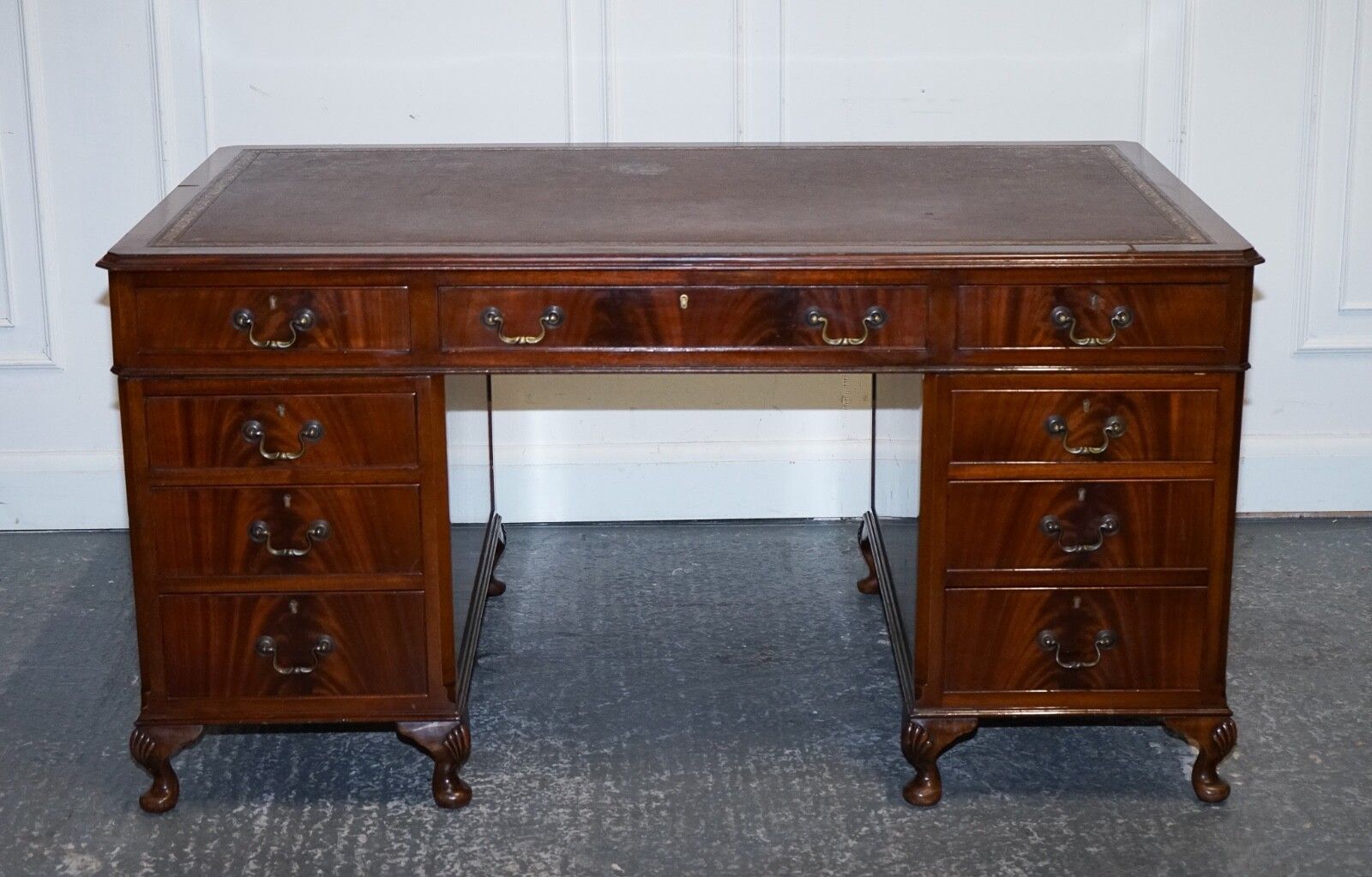 Rare Globe Wernicke Burgundy Embossed Leather Top Twin Pedestal Desk photo vinterior