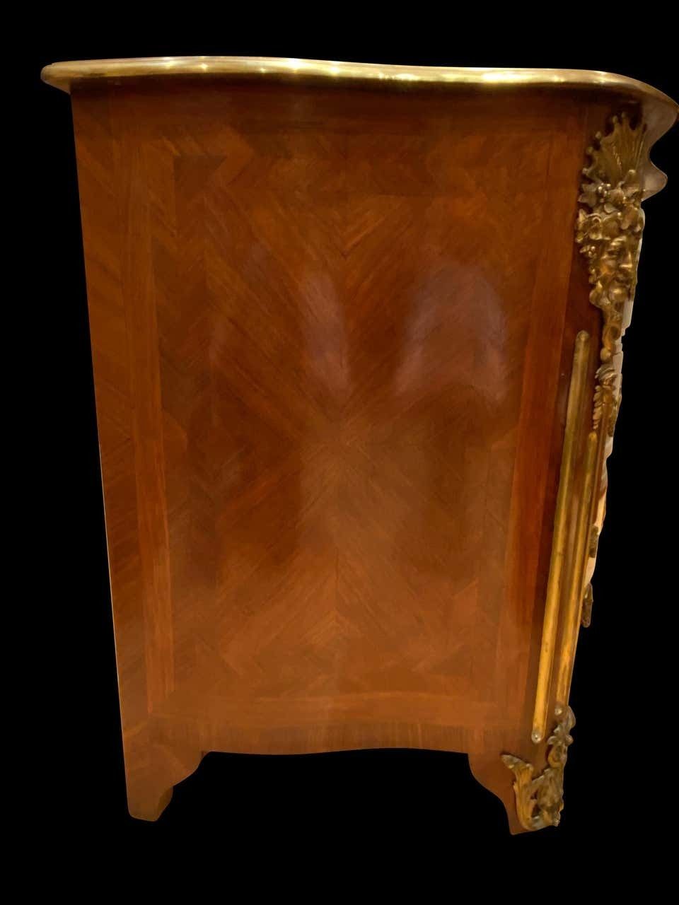 photo vinterior French 19th Century Louis XV St. Kingwood, Tulipwood And Ormolu Commode