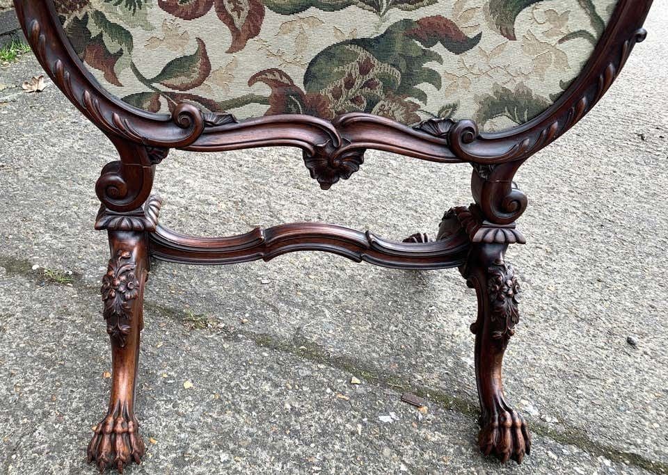 2600.0 19th Century Fine Tapestry Firescreen In A Carved Walnut Fram photo