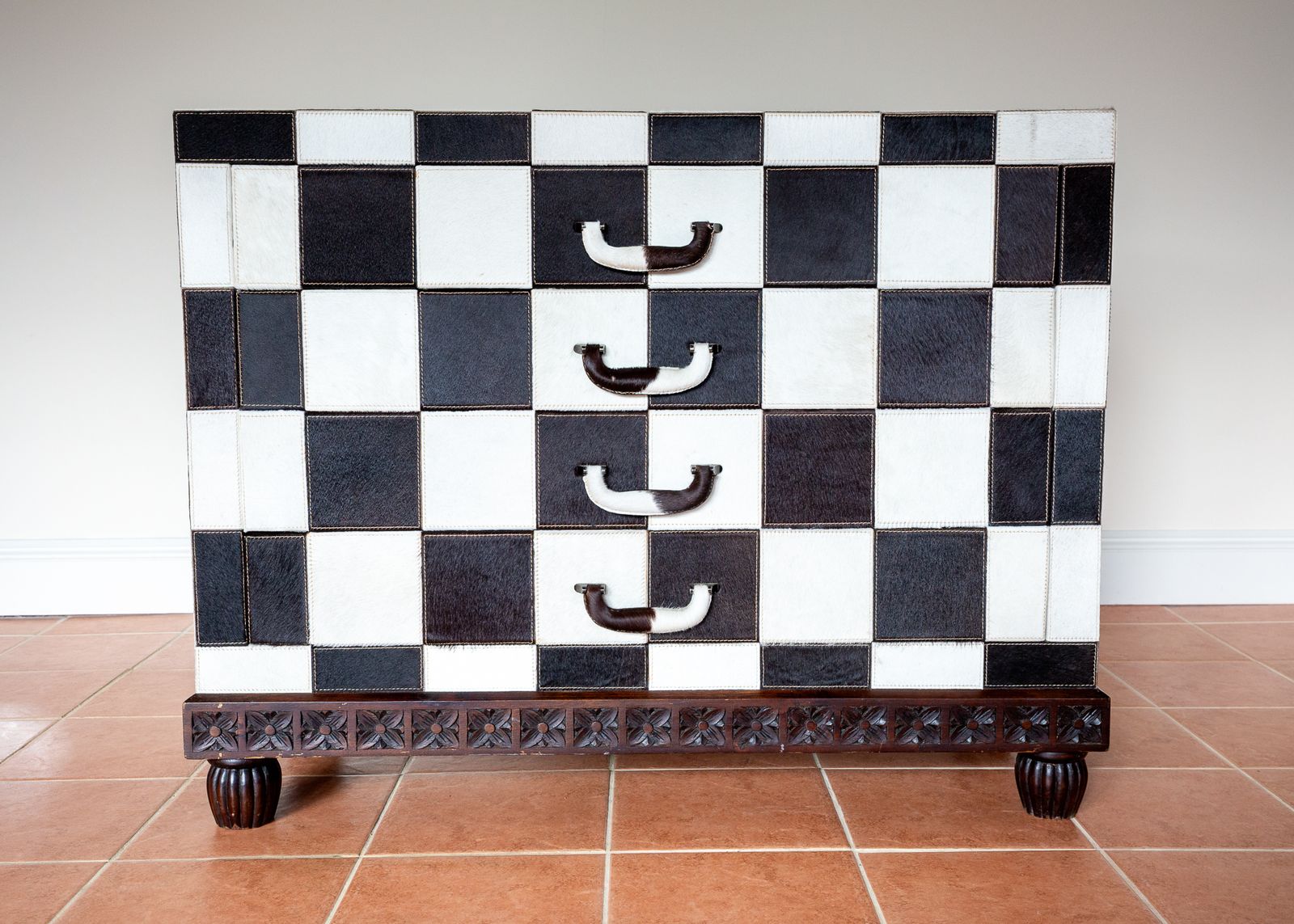 photo vinterior Checkerboard Chest Of Drawers Antique Cowhide Statement Furniture Country House Rock Star Furniture Black And White Patchwork Monochrome