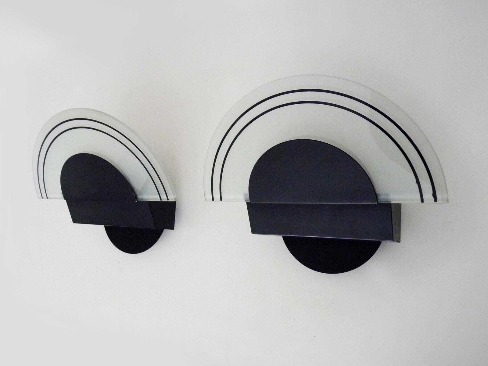 Paar Vintage Italiaanse Wandlampen Van Metaal En Halfcirkelvormig Glas. Memphis Milano Stijl, Jaren 1980 photo Verlichting