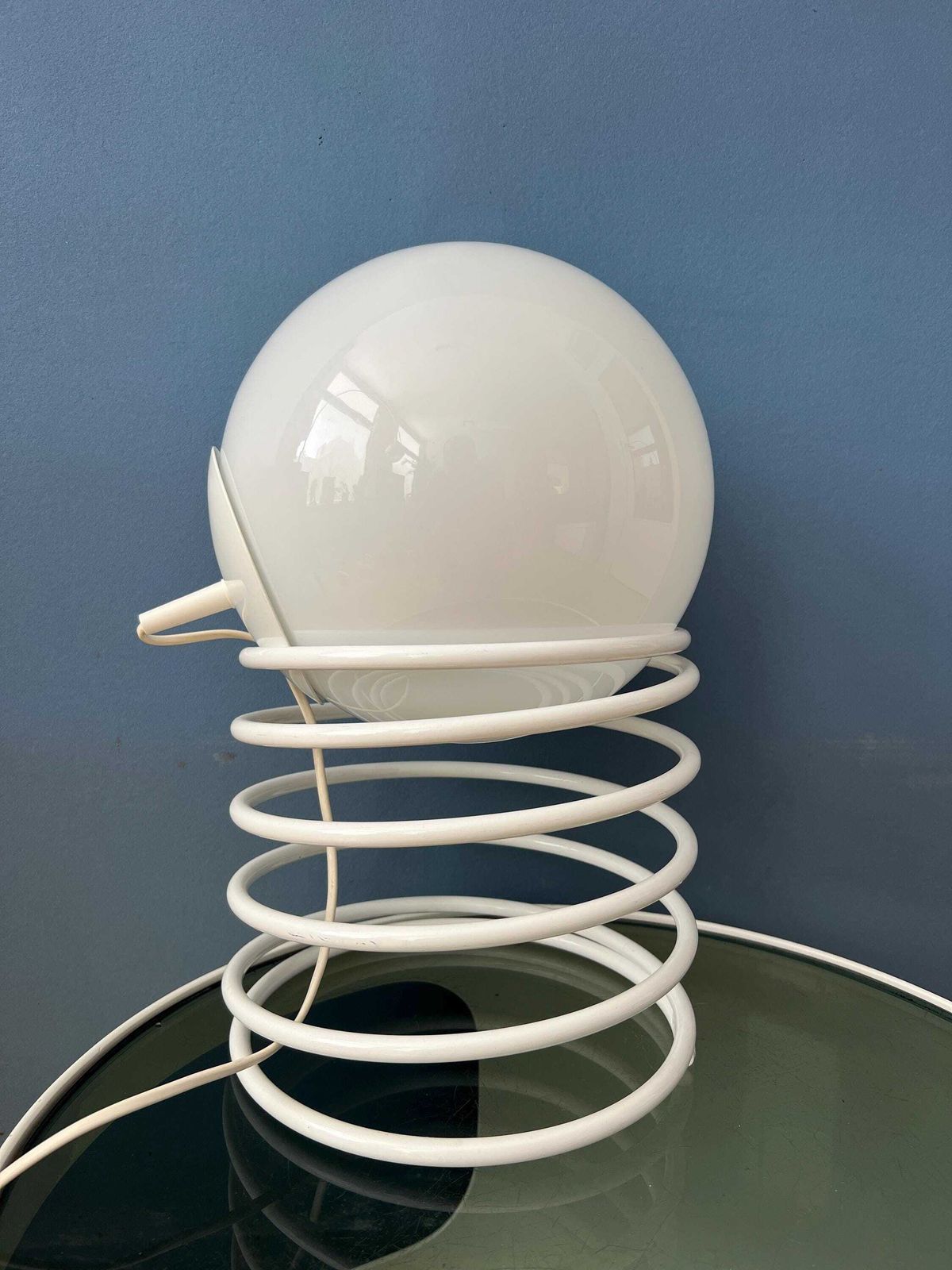 Grote Mid Century Tafelamp Van Opaline Melkglas Met Spiraalvoet photo 337.0