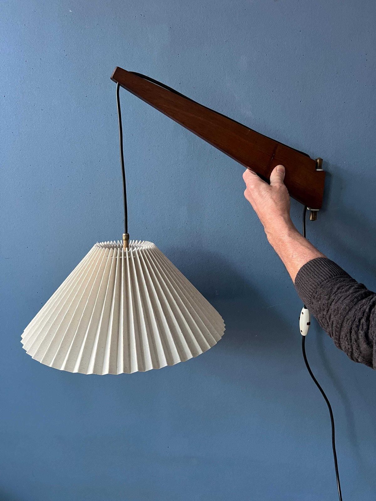 Mid Century Teakhouten Hengellamp Met Geplooide Kap photo 372.0