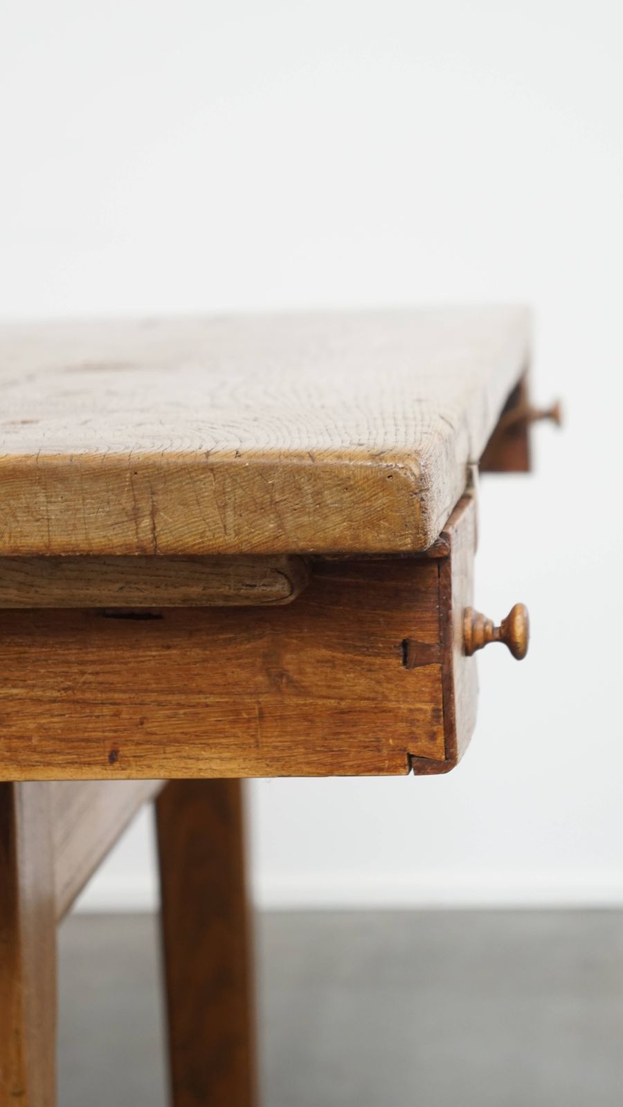 photo buy Karaktervolle En Praktische Antieke Vierkante Eettafel Van Iepenhout