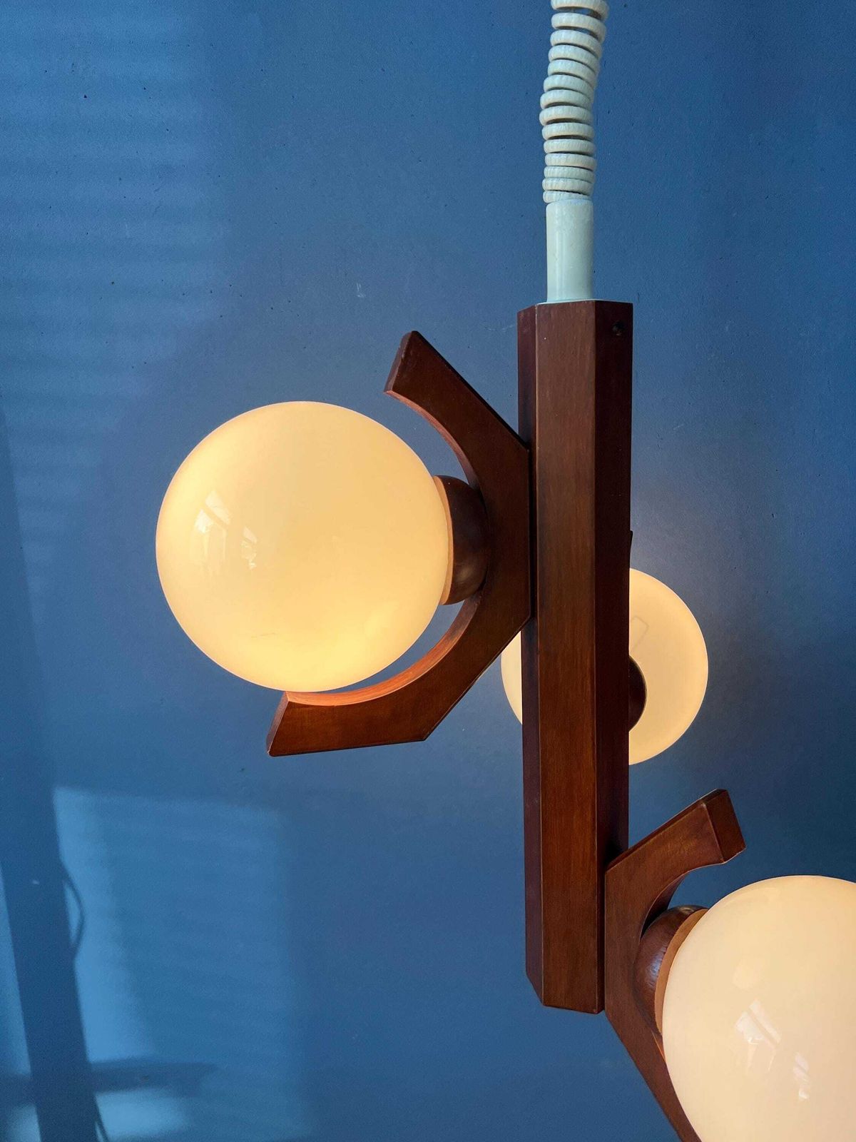 Bruine Mid Century Hanglamp Van Bony Met Opaalglazen Kappen photo Verlichting