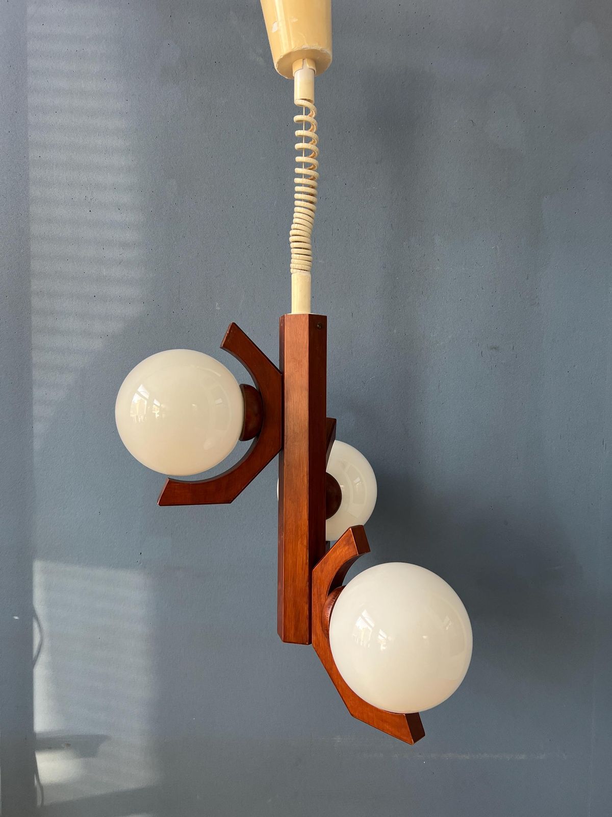 Bruine Mid Century Hanglamp Van Bony Met Opaalglazen Kappen photo vinterior