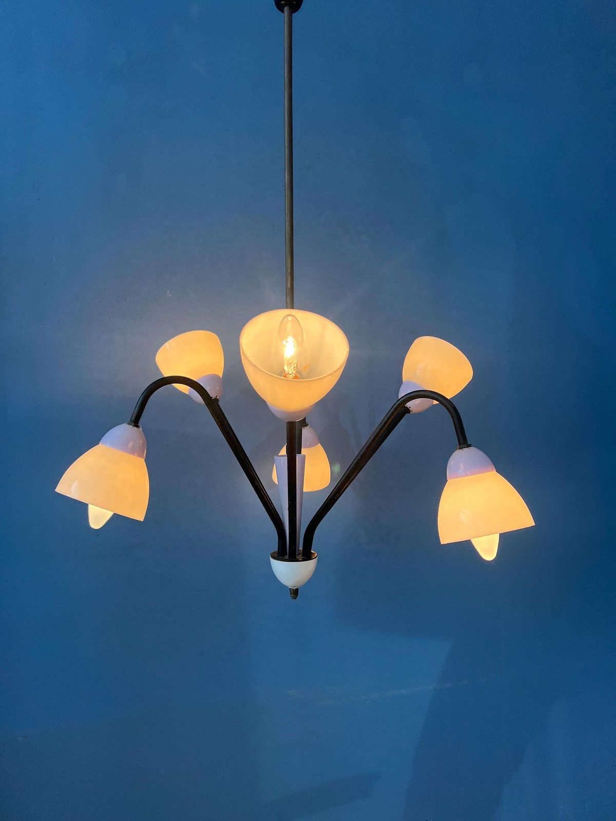Mid Century Vintage Lila Spin­Nenpendellamp Uit De Jaren 1950 photo Verlichting