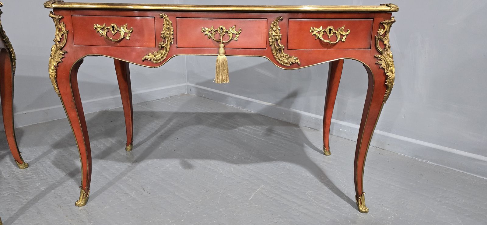 photo vintage Outstanding Pair Of Red Laquered Bureau Plat Desks