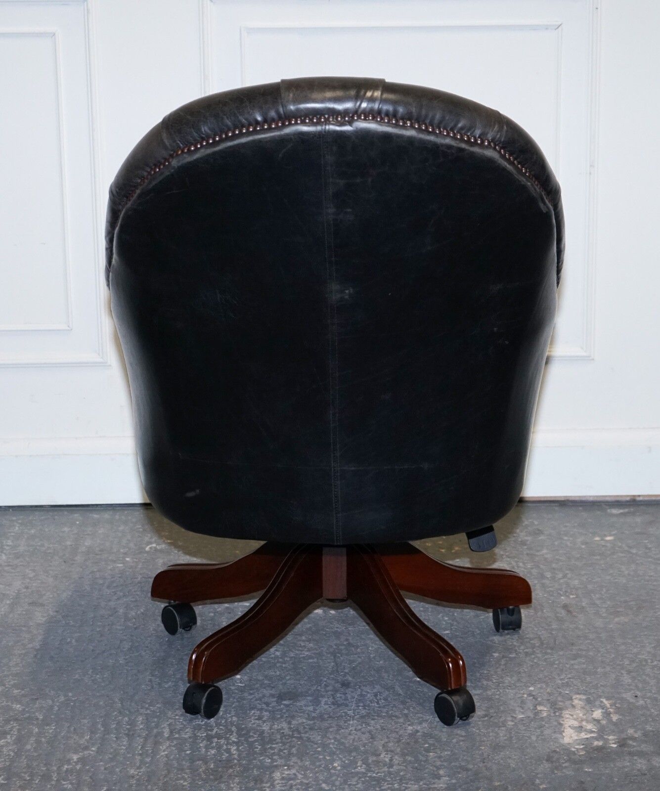 photo vintage Vintage Chesterfield Dark Aged Grey Leather Directors Swifel Captains Chair
