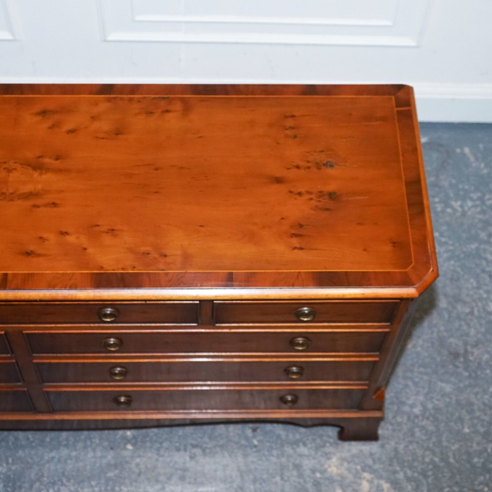 photo vinterior Georgian Style H.G. Hudson Burr Walnut Sideboard Bank Of Drawers Quality Made