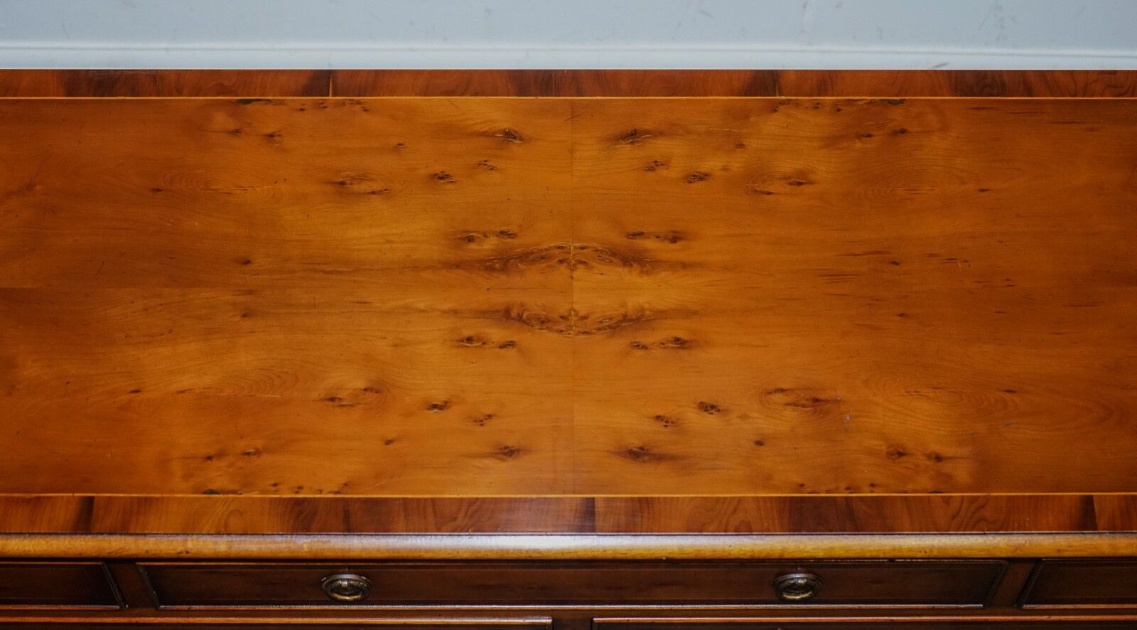 photo vintage Georgian Style H.G. Hudson Burr Walnut Sideboard Bank Of Drawers Quality Made