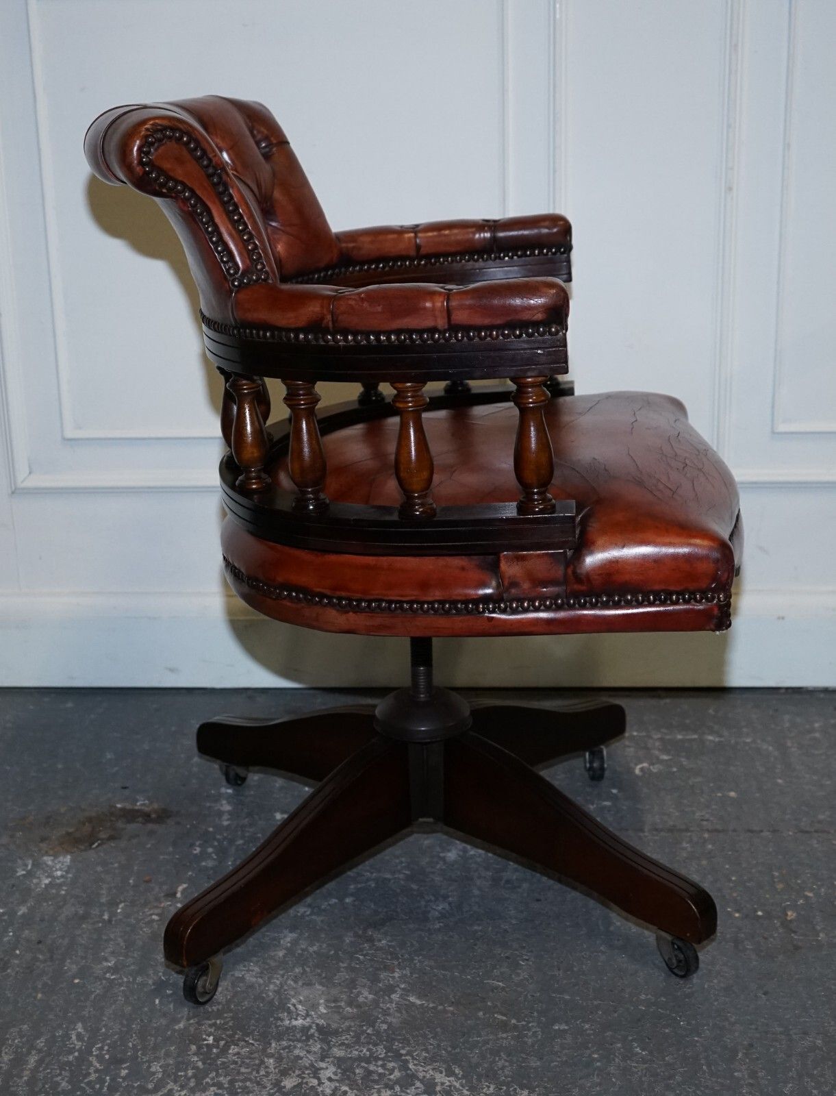 photo vinterior Antique Hand Dyed Brown Leather Chesterfield Captains Office Swivel Armchair
