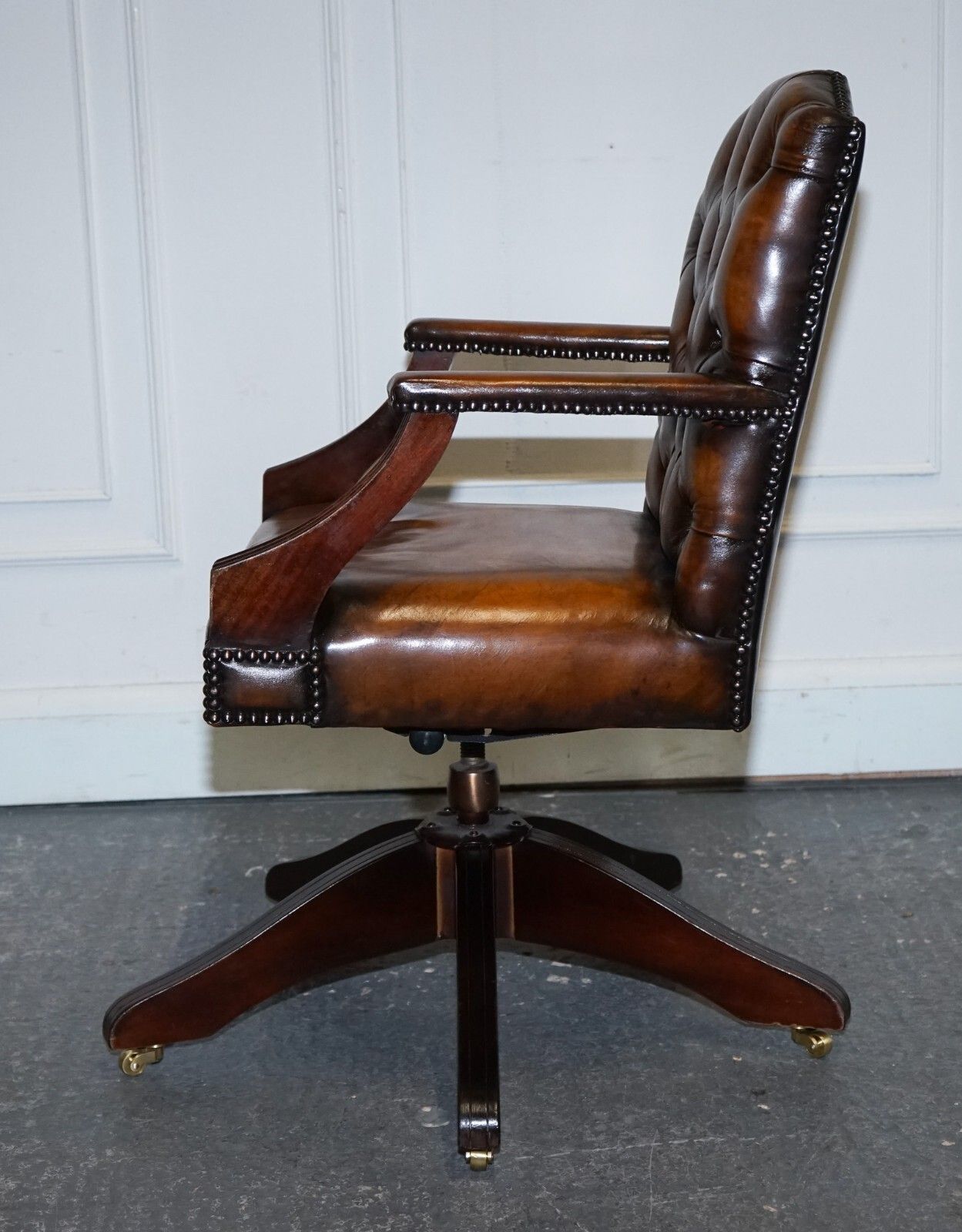 photo vinterior Rare Cigar Brown Leather Chesterfield Directions Conference Leather Chair