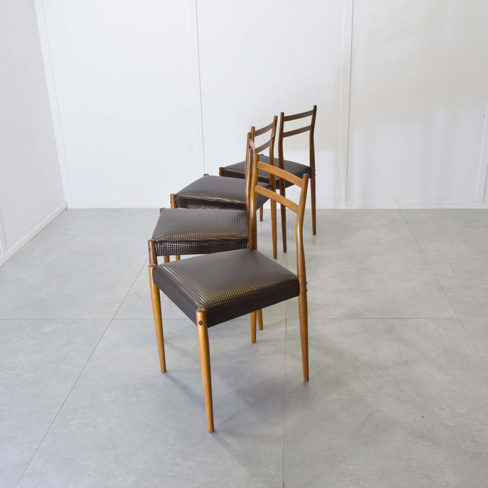 Fratelli Reguitti Set Of Gio Ponti Chairs. photo vinterior