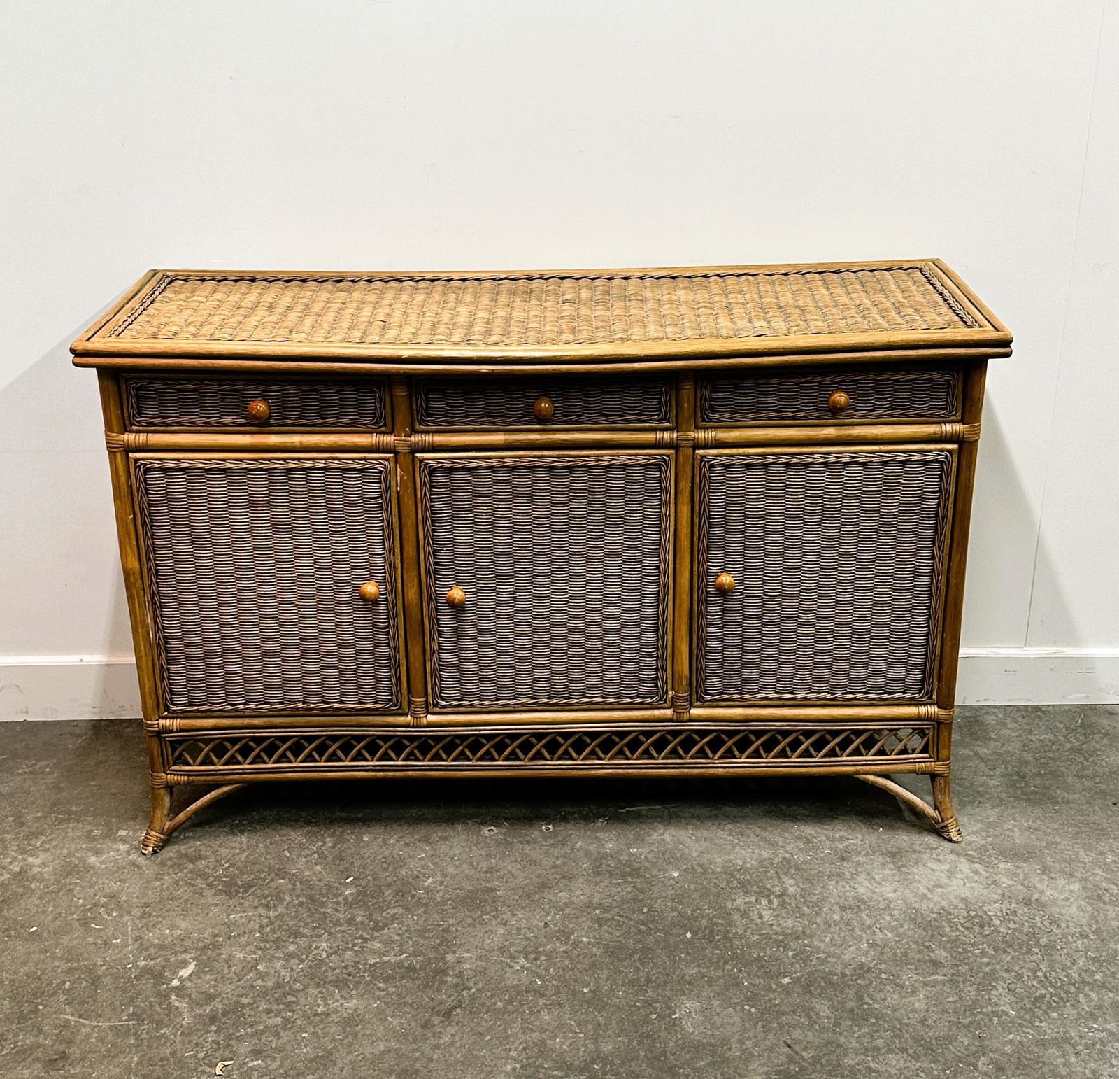 Italiaans vintage rotan en bamboe dressoir, Italië, ca. jaren 1970.