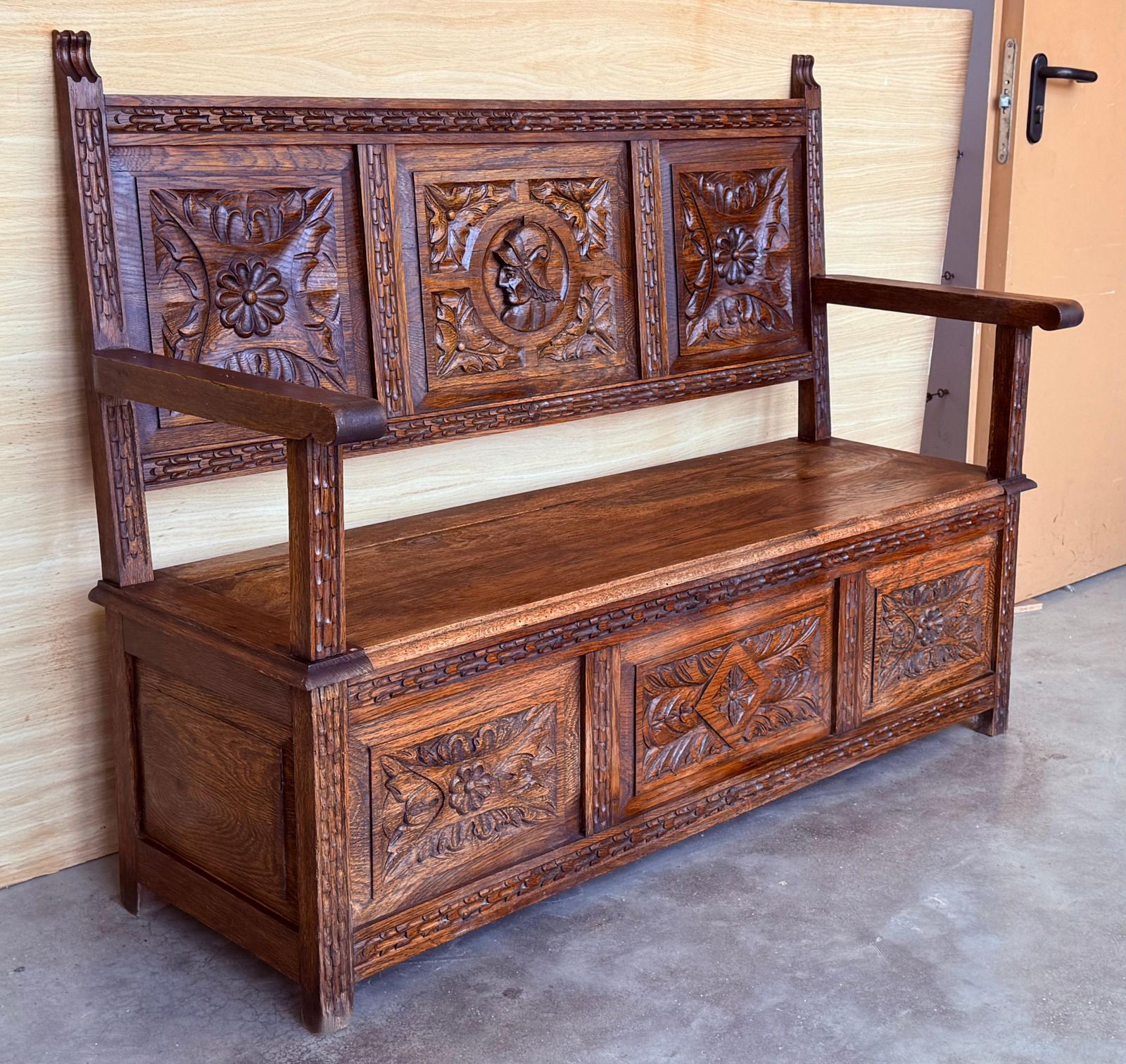 Banc de hall espagnol sculpté avec rangement, XIXe siècle photo Mobilier
