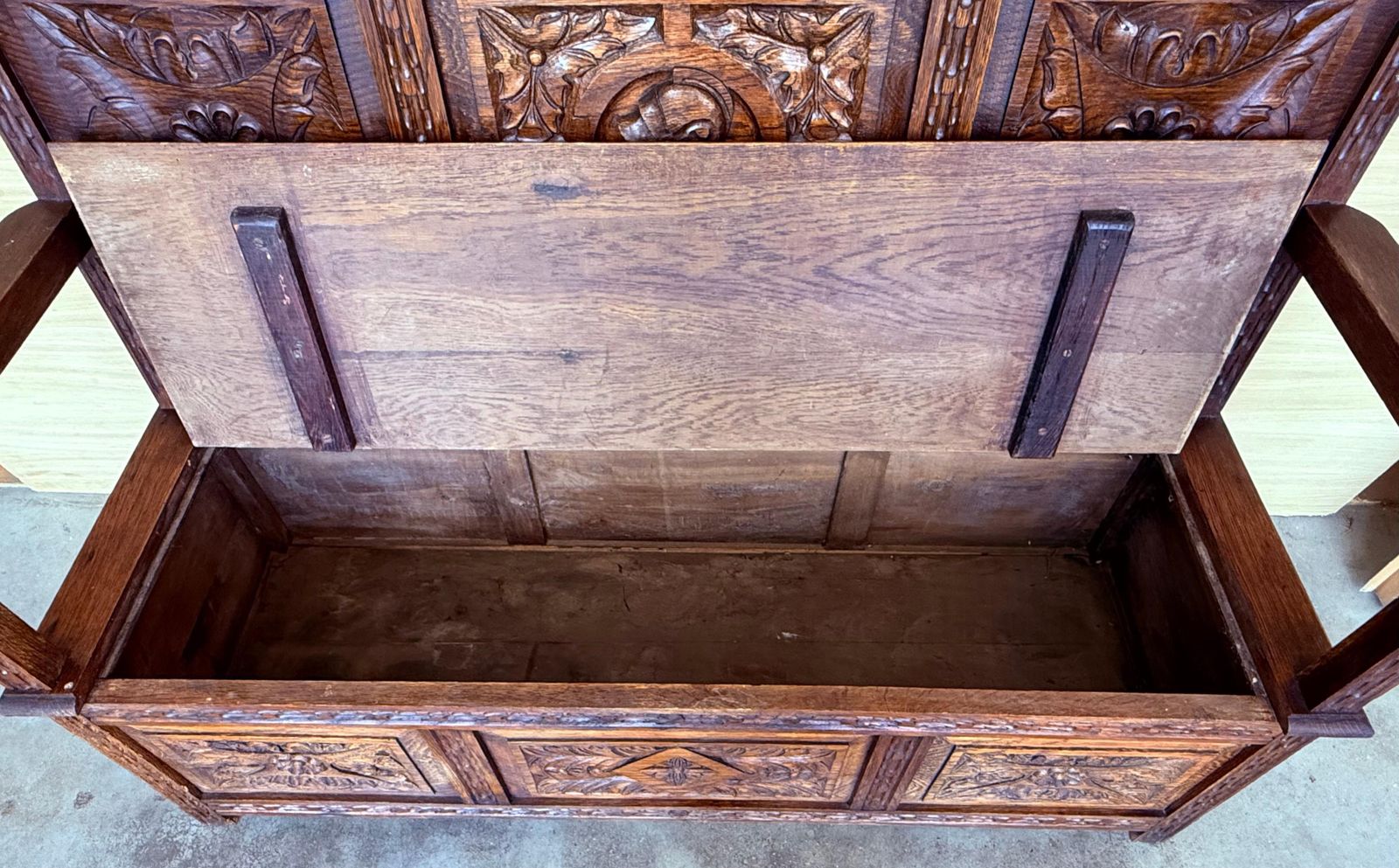 Banc de hall espagnol sculpté avec rangement, XIXe siècle photo buy