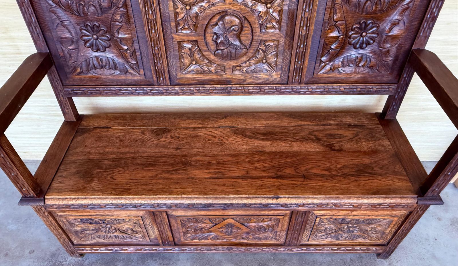 photo furniture Banc de hall espagnol sculpté avec rangement, XIXe siècle