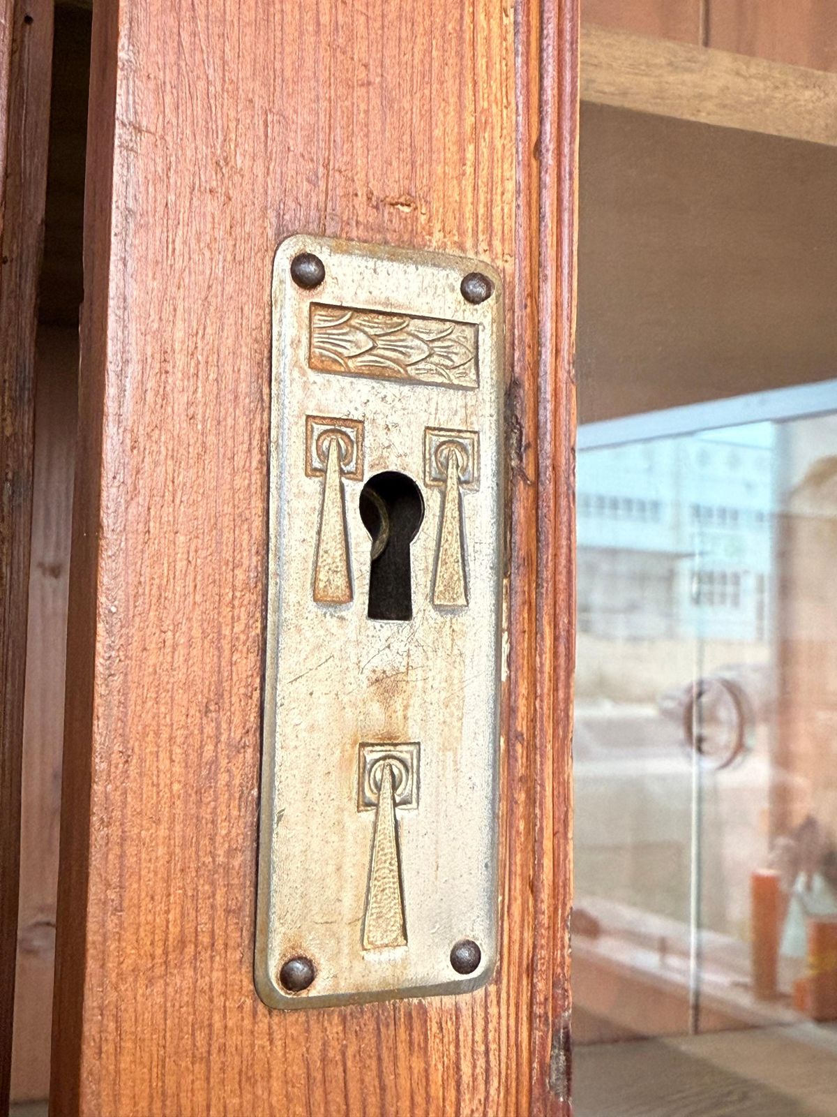 Armoire ou bibliothèque XIXe siècle, grande et étroite, avec vitrine en verre, en pin photo vinterior