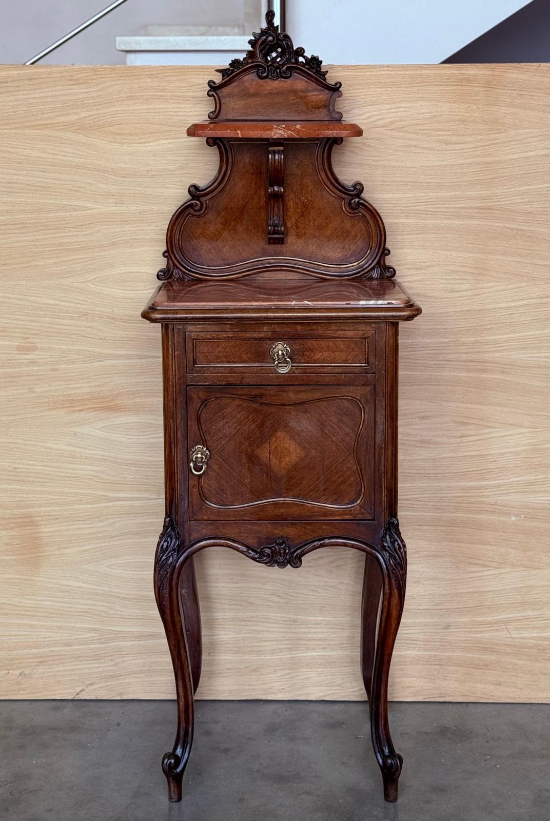 Tables de chevet d'époque françaises en noyer, plateau en marbre et fronton, 1900 photo furniture