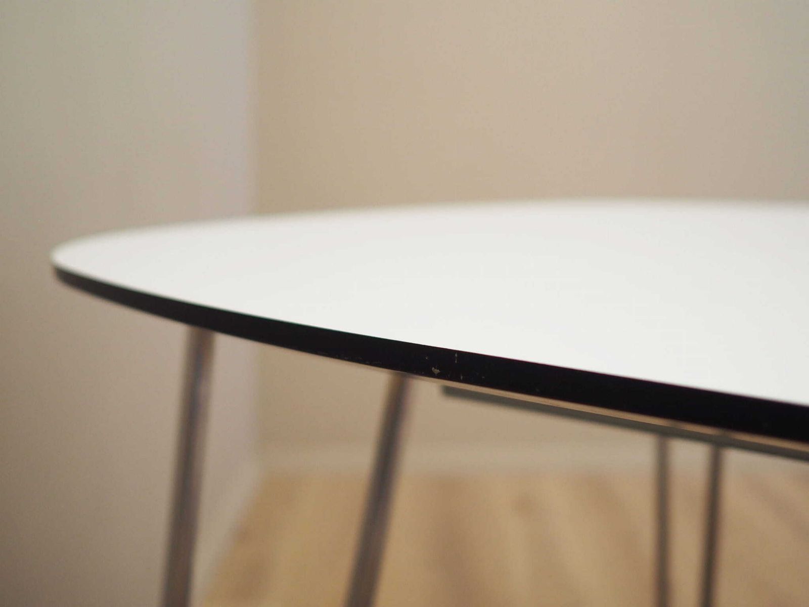 photo vintage White Table, Italian Design, 1990s, Production: Italy