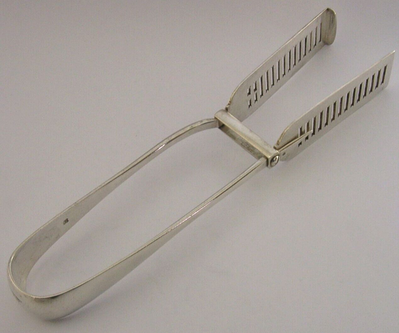 Victorian Walker Family Crested Sterling Silver Serving Tongs 1885 Antique 160g photo vinterior
