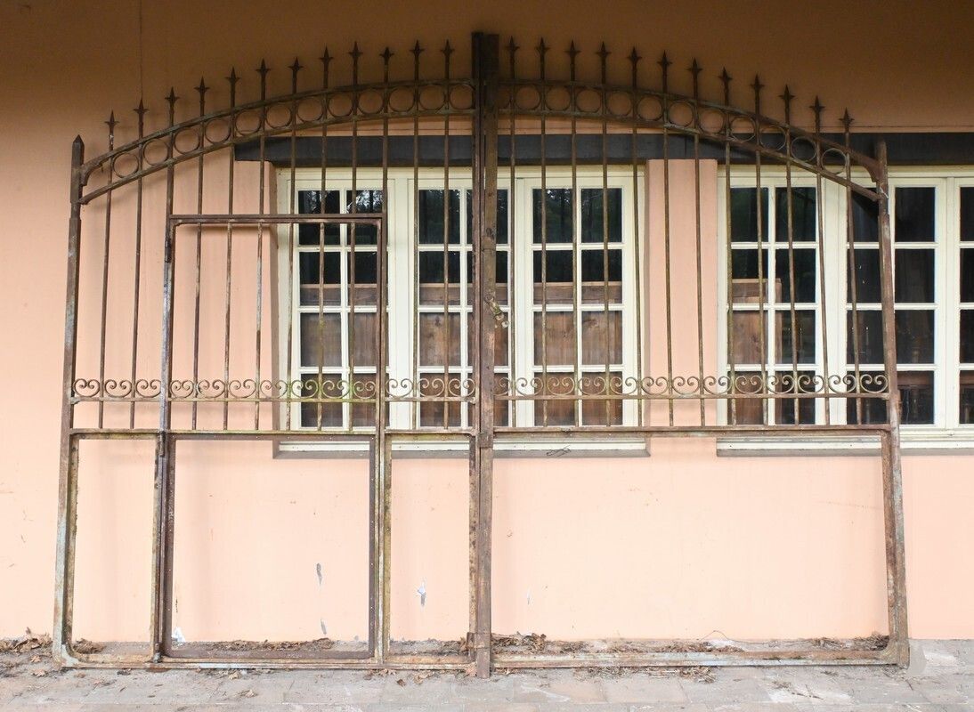 Important Iron Property Gate – Part 1 Of The 19th Century photo furniture