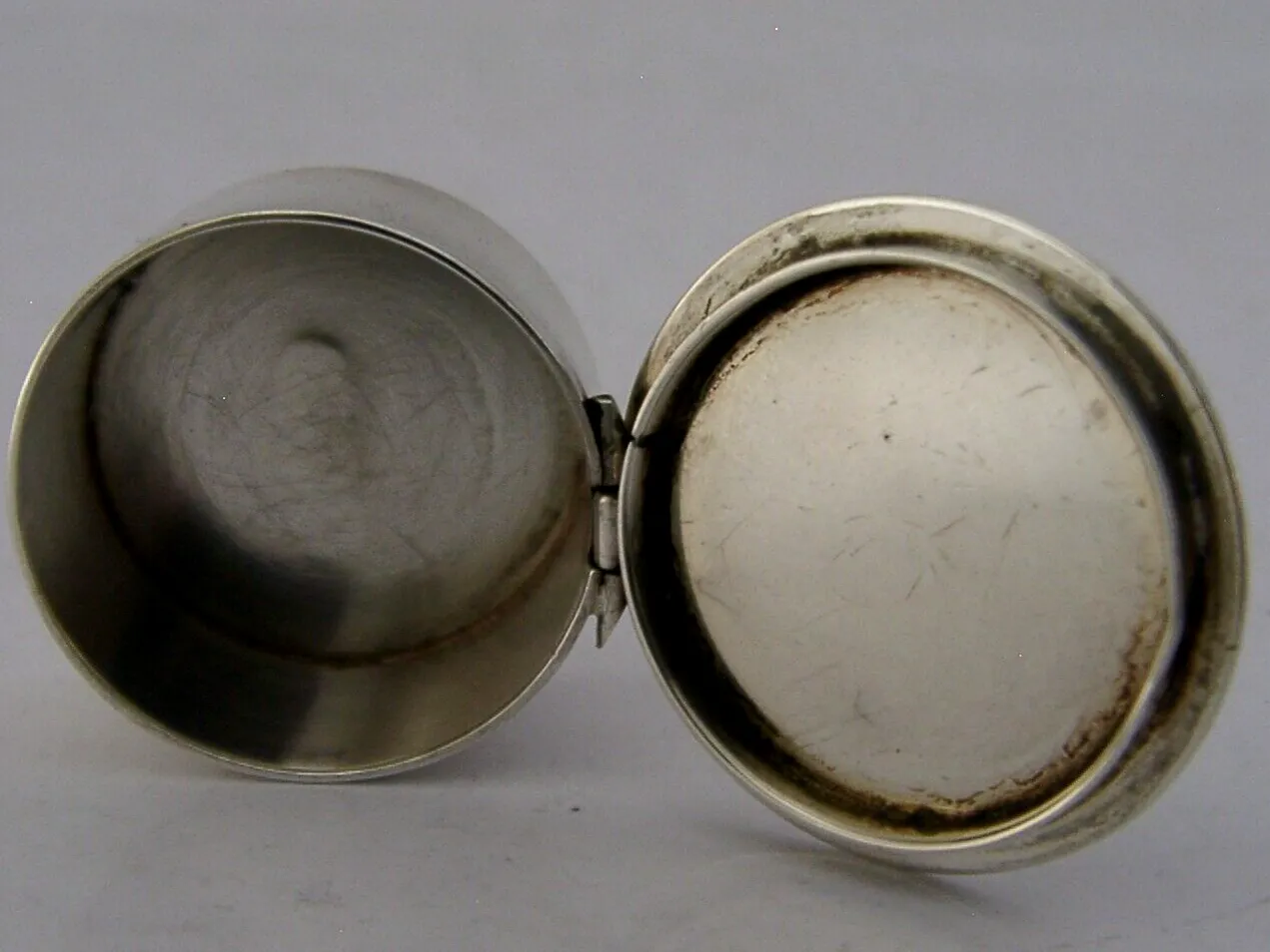 Pretty English Sterling Silver Maiden Pill Box 1979 Art Nouveau Style photo vinterior