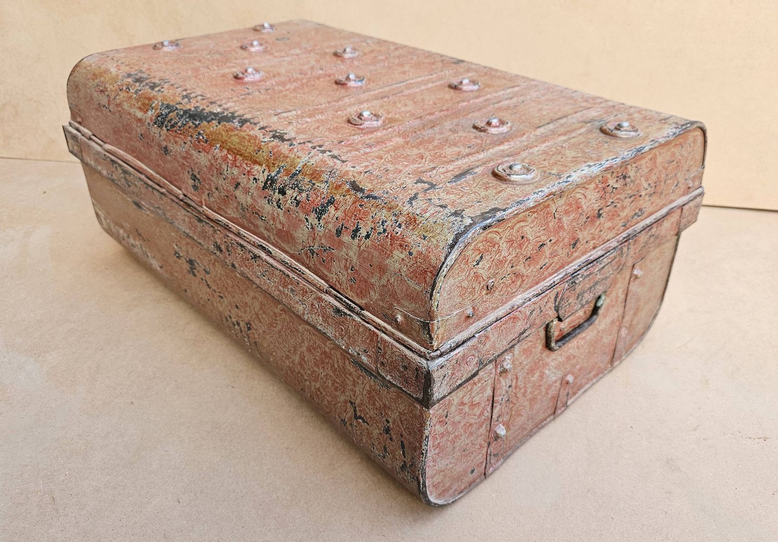 photo vintage Old Metal And Brass Travel Trunk From The Indian Railway
