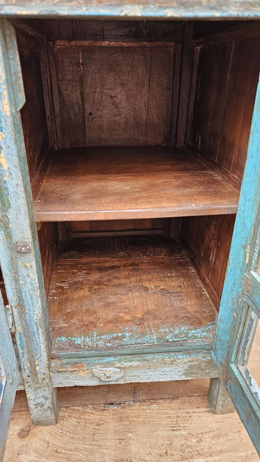 photo vintage Old Burmese Teak Glazed Sideboard