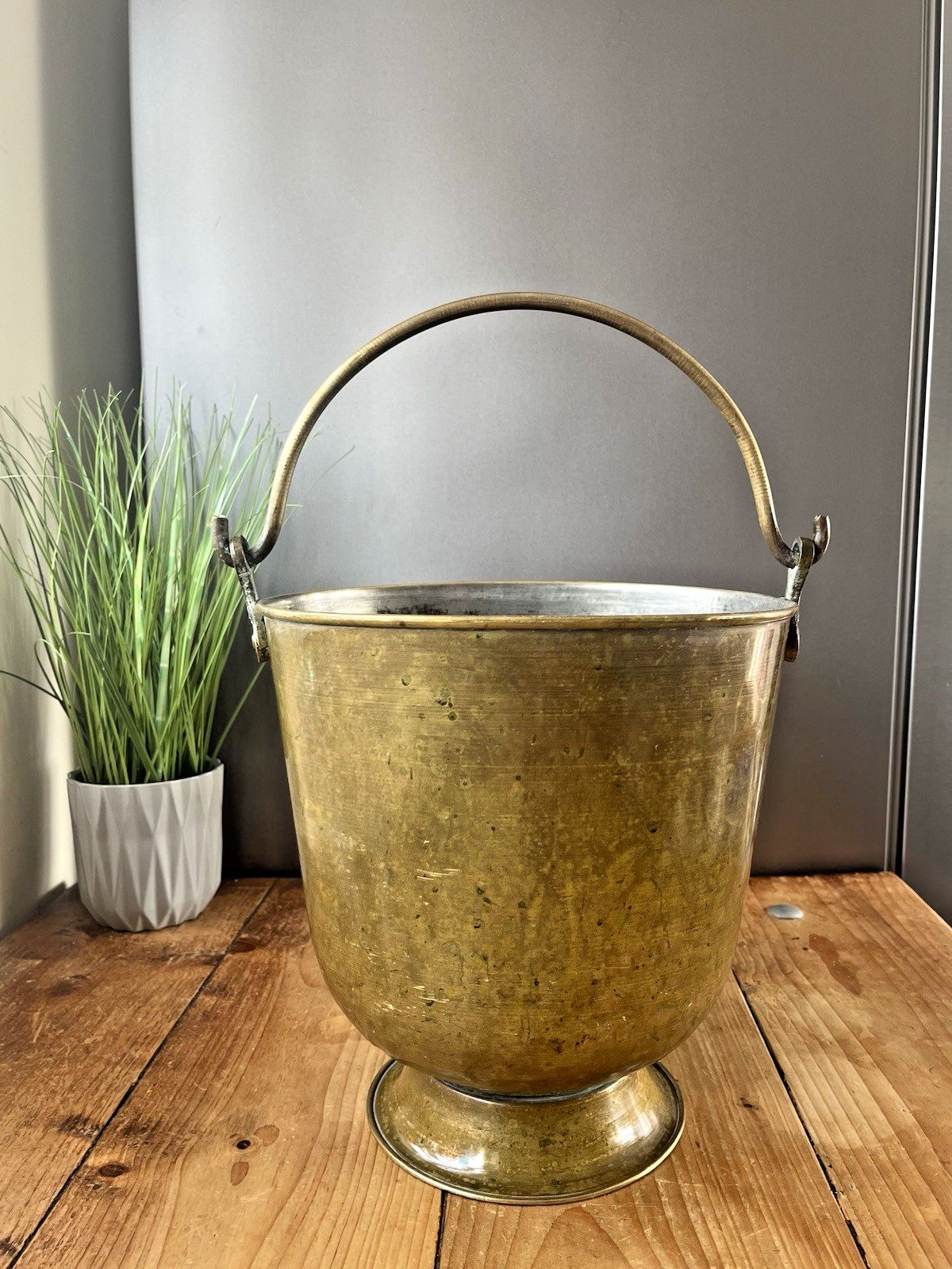 photo vintage Vintage Indian Brass Hanging Pail Water Grain Ice Balti Bucket Flower Plant Pot