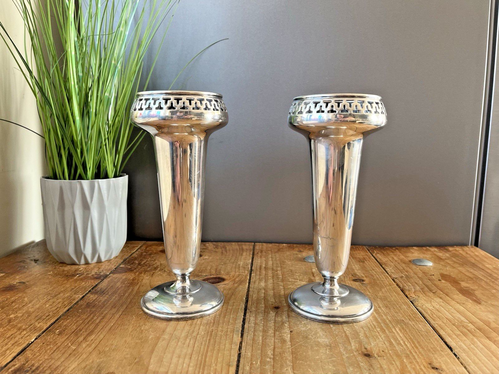 Pair Of Art Deco Walker & Hall Silver Plated Geometric Mantel Flower Vases Urns photo vinterior