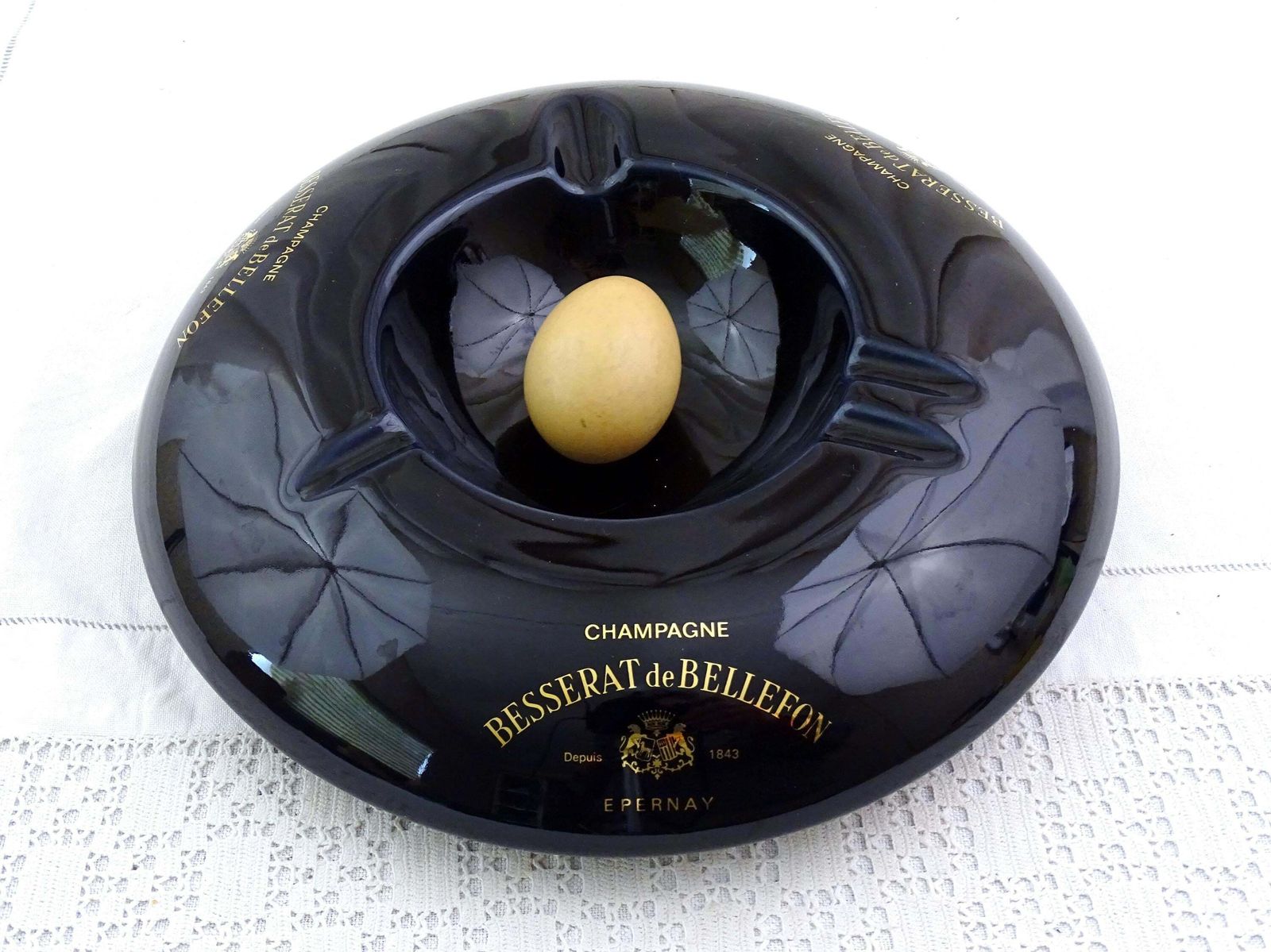 Extra Groot Rond Reclameasbakje Van Champagnehuis Besserat De Bellefon – Zwart Met Goud – Uitstekende Staat, Groot Retro Rookaccessoire photo vinterior