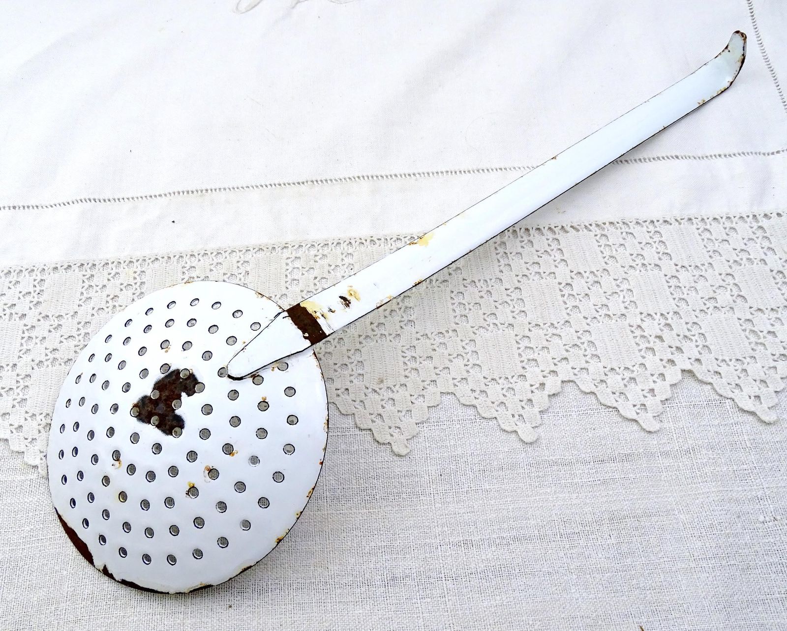 Antiek Frans Wit Geëmailleerd Druipbakje Met Blauw Patroon En Zeef, Wandmontage – Decoratief Keukenitem Uit Frankrijk photo Woonaccessoires