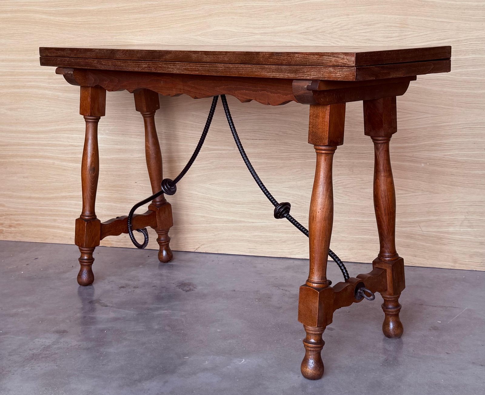 photo for sale Table console espagnole du XXe siècle à abattant, avec entretoise en bois