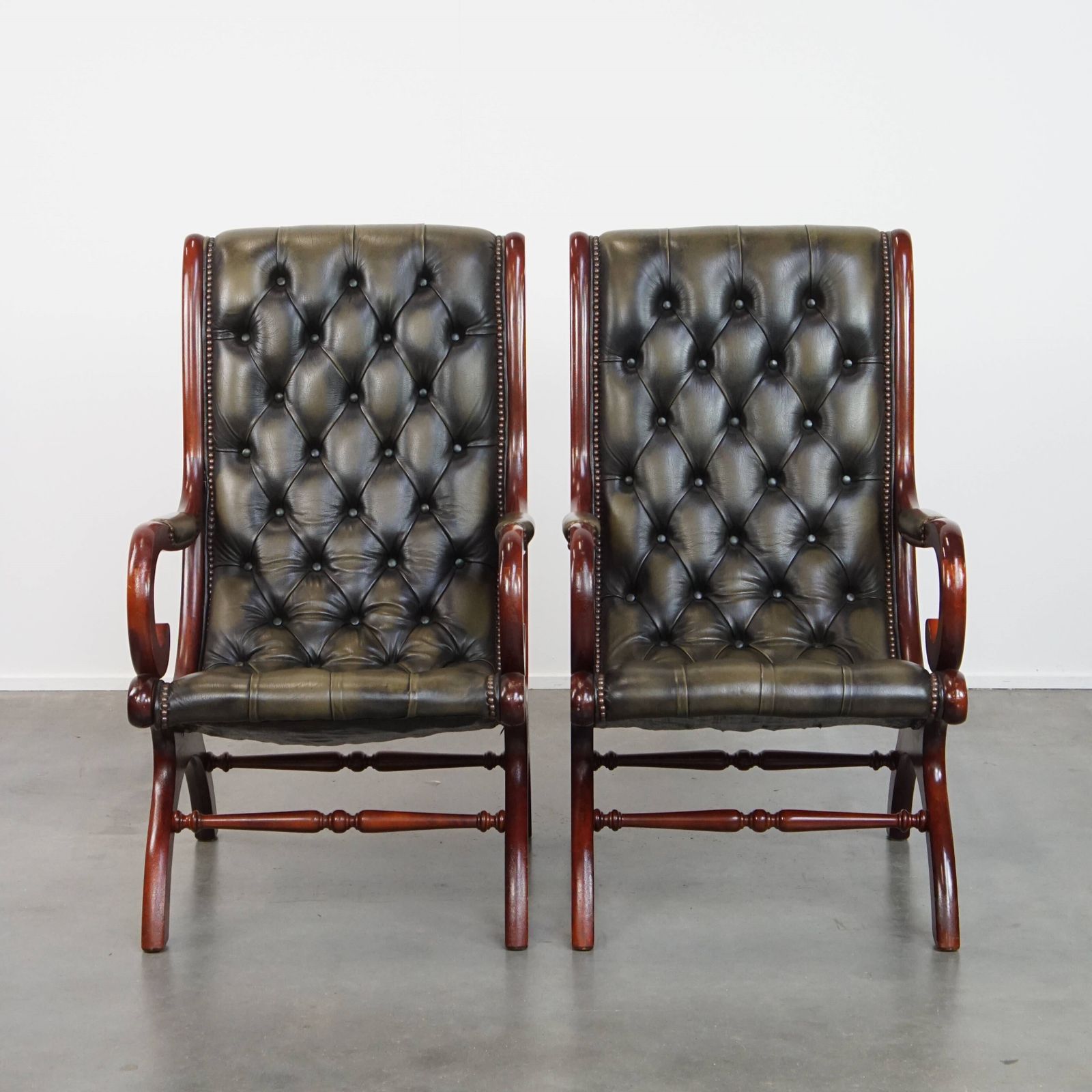 Set Van 2 Klassieke Groene Chesterfield Fauteuils Van Koeienhuid Met Houten Details