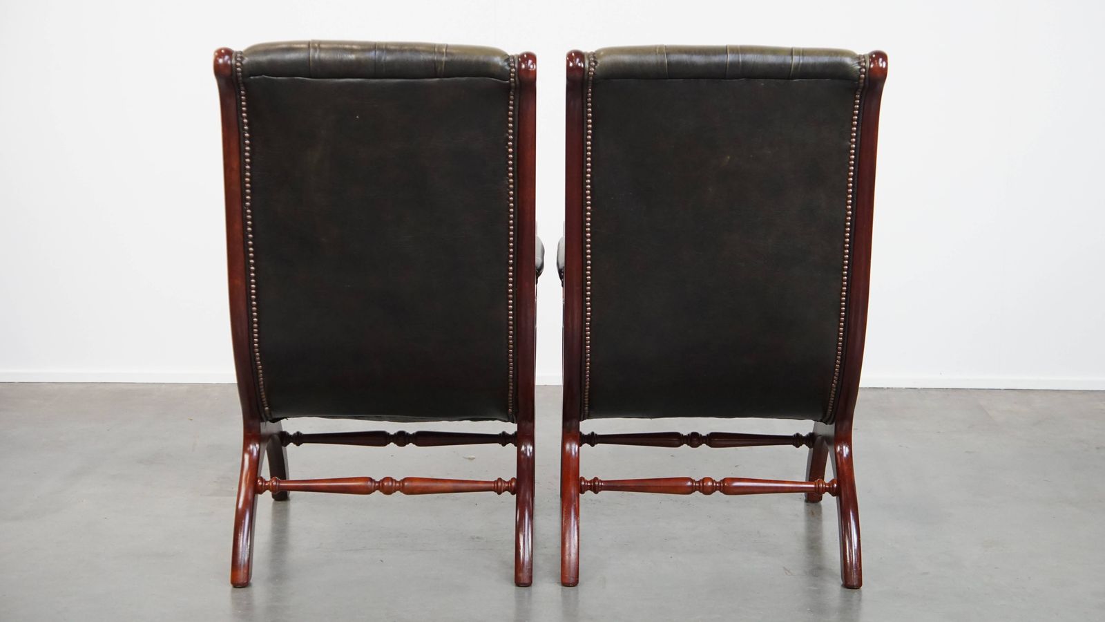 Set Van 2 Klassieke Groene Chesterfield Fauteuils Van Koeienhuid Met Houten Details photo for sale