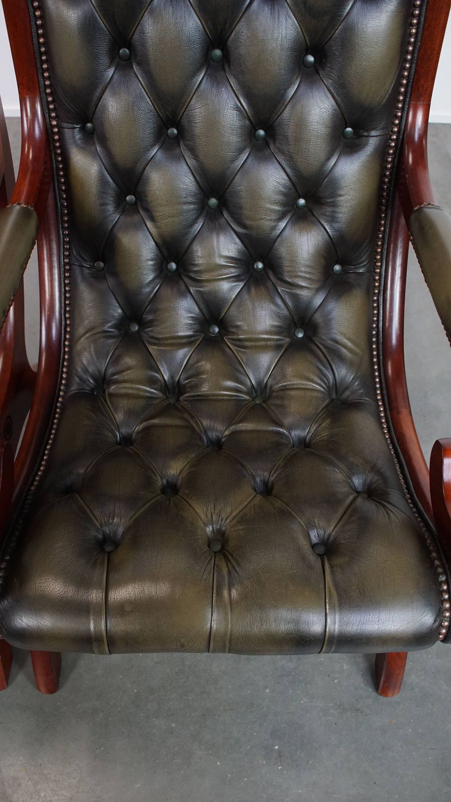 Set Van 2 Klassieke Groene Chesterfield Fauteuils Van Koeienhuid Met Houten Details photo vinterior