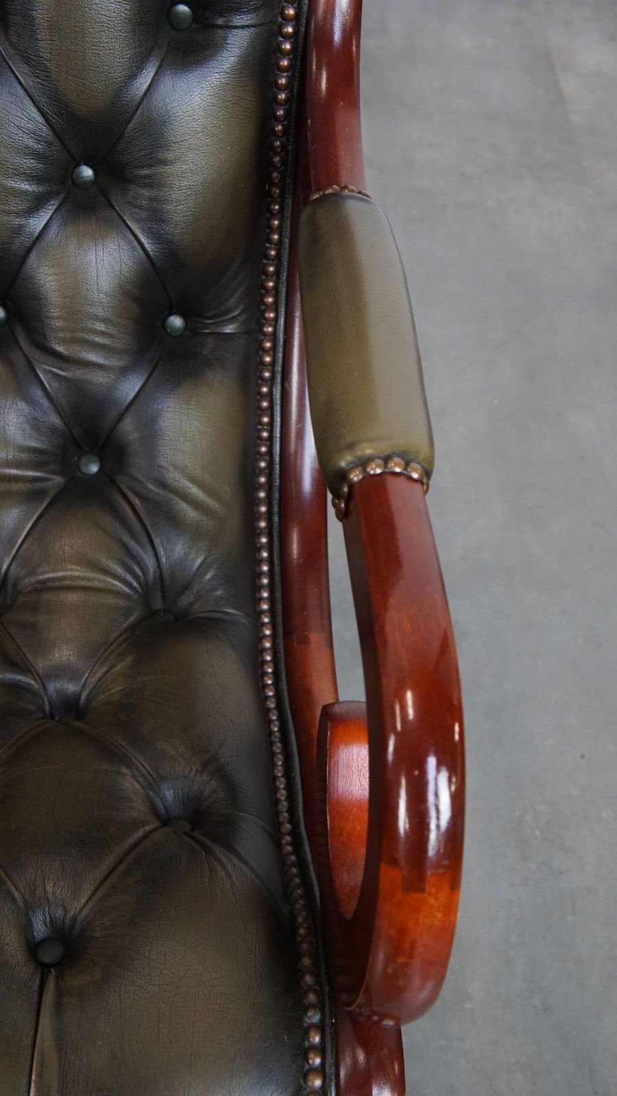photo furniture Set Van 2 Klassieke Groene Chesterfield Fauteuils Van Koeienhuid Met Houten Details