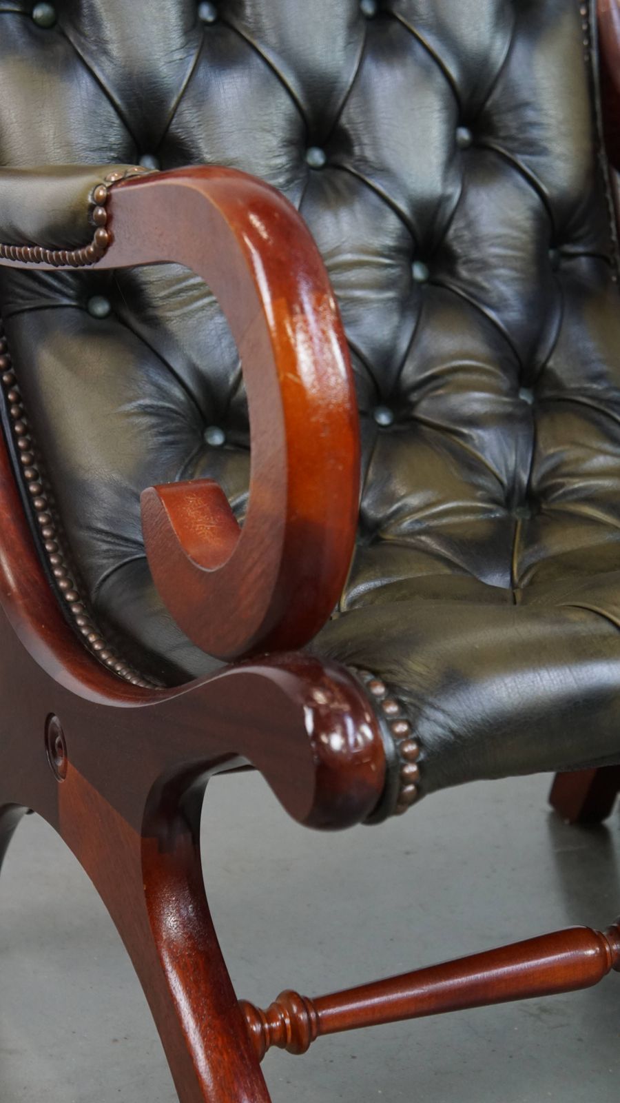 1571.8682999999999 Set Van 2 Klassieke Groene Chesterfield Fauteuils Van Koeienhuid Met Houten Details photo