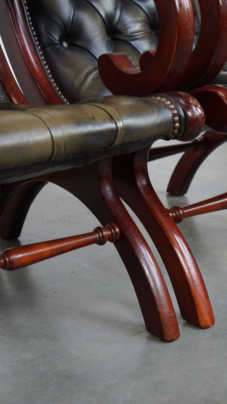 photo vinterior Set Van 2 Klassieke Groene Chesterfield Fauteuils Van Koeienhuid Met Houten Details