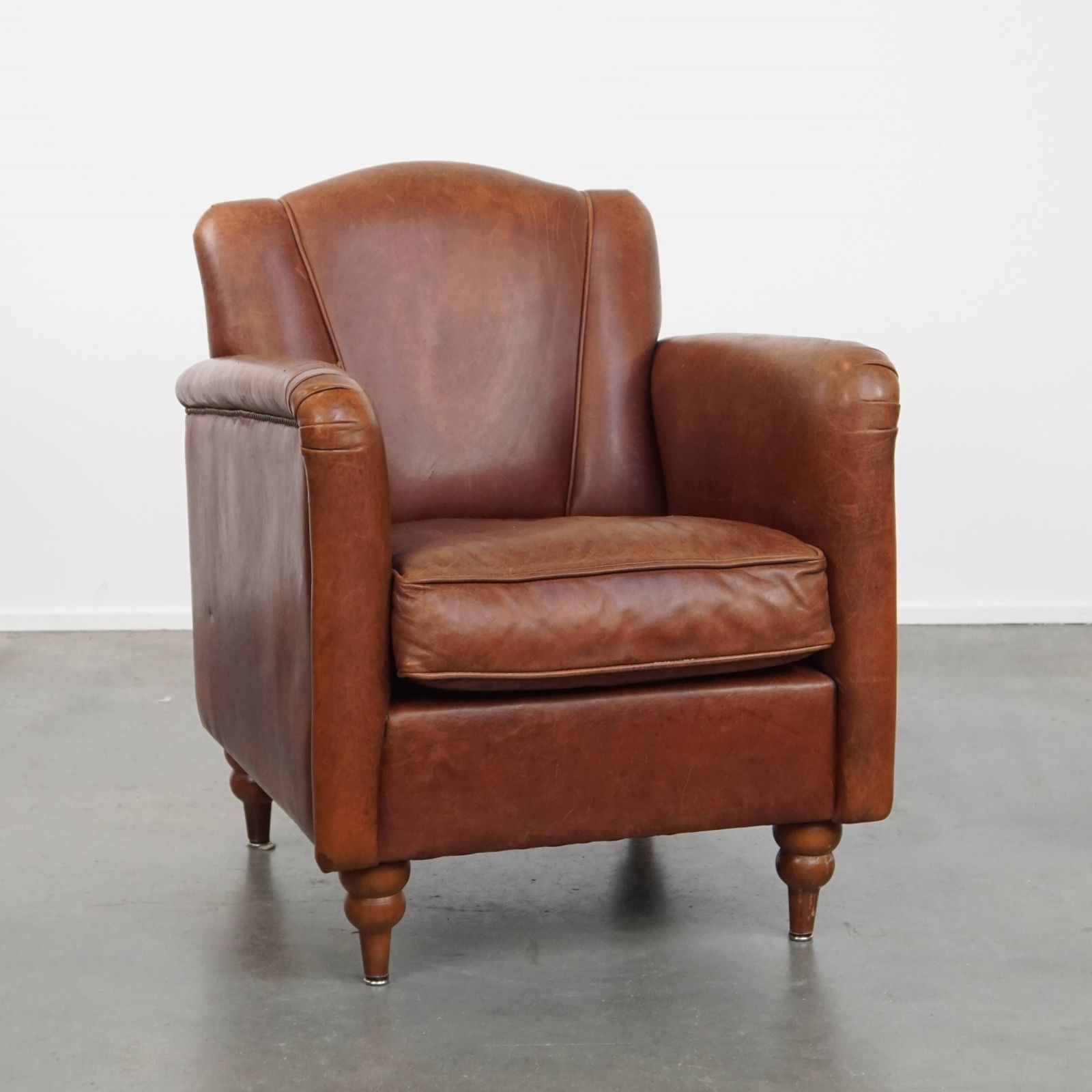 Stijlvolle Art Deco Fauteuil In Schapenleer Met Tijdloos Karakter