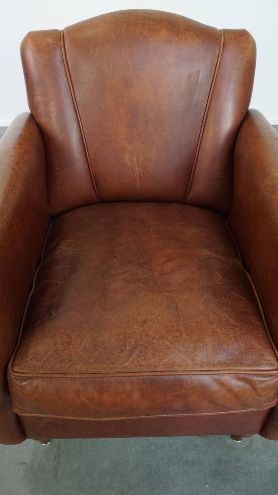 Stijlvolle Art Deco Fauteuil In Schapenleer Met Tijdloos Karakter photo vinterior